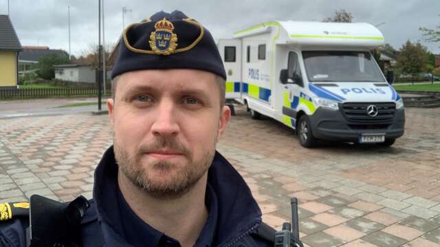 Anders von Wachenfeldt, kommunpolis i Karlstad. I bakgrunden det mobila poliskontoret.