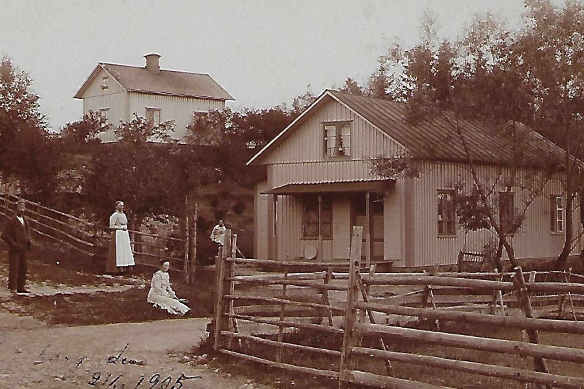 Då (1905): ”Rennstaboa” eller Hagaberg när handelsbodens första handlare Bengt Johansson med hustru Maria bedrev handel där. De startade verksamheten redan 1883. Ingången till handelsboden var på husets gavel som syns på bilden. 