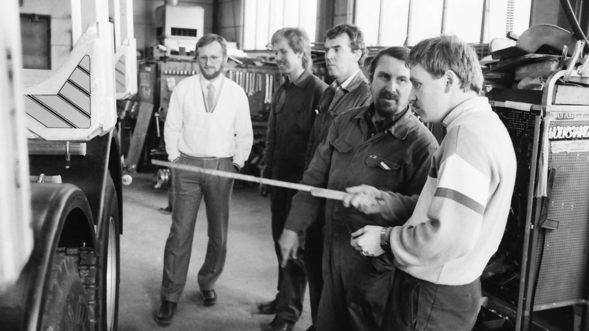 På bilden som togs 1986 diskuterar Carl-Johan Kvaldén närmast kameran en detalj i arbetet med från vänster Sven-Åke Kvaldén, Jonas Karlsson, Stellan Heimer och Bengt-Åke Johansson. 
