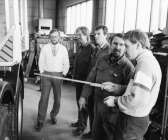 På bilden som togs 1986 diskuterar Carl-Johan Kvaldén närmast kameran en detalj i arbetet med från vänster Sven-Åke Kvaldén, Jonas Karlsson, Stellan Heimer och Bengt-Åke Johansson. 
