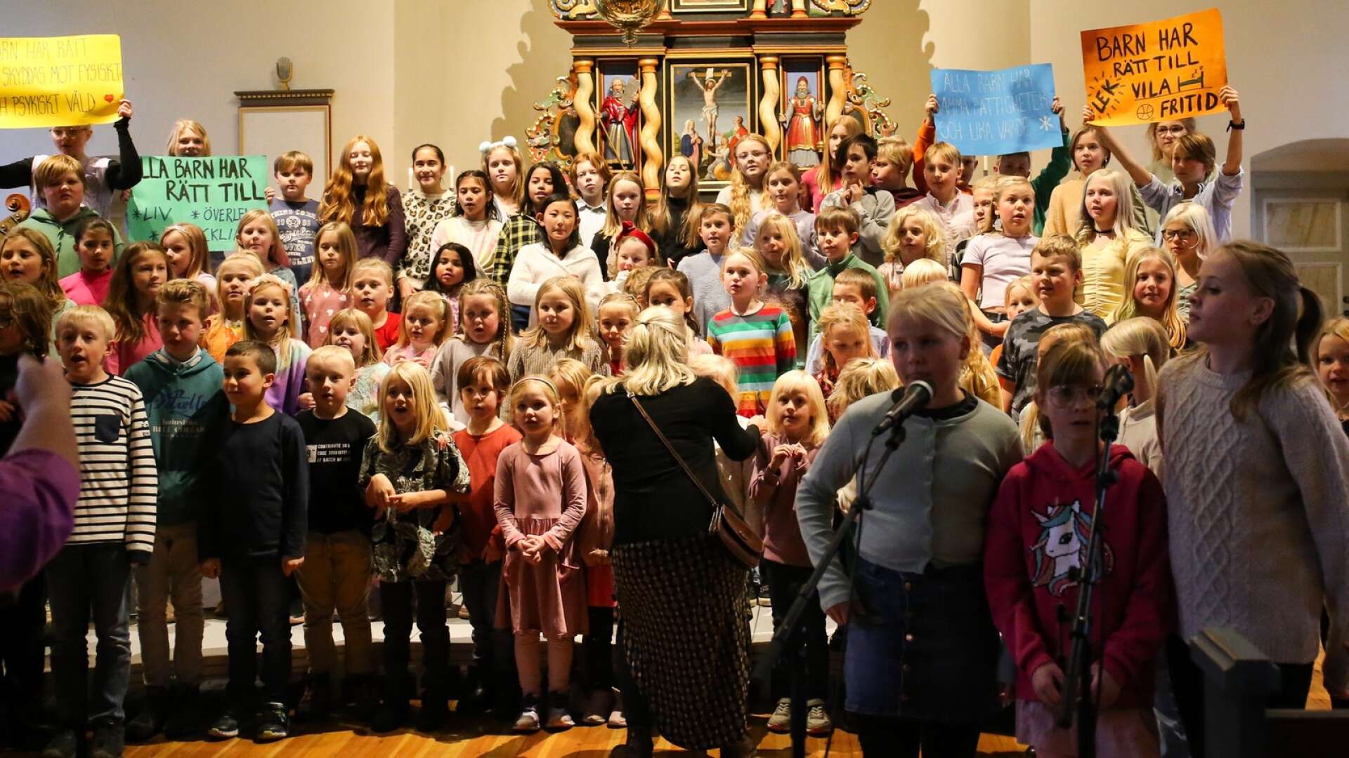 Ett nittiotal från både Arvika och Eda samlades och sjöng under konserten i Eda kyrka.