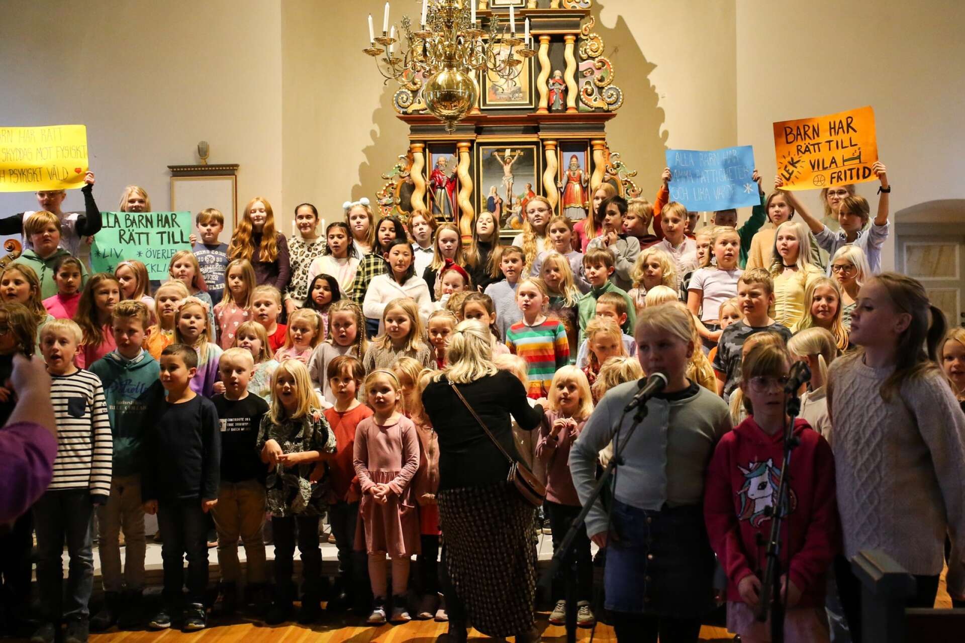 Ett nittiotal från både Arvika och Eda samlades och sjöng under konserten i Eda kyrka.