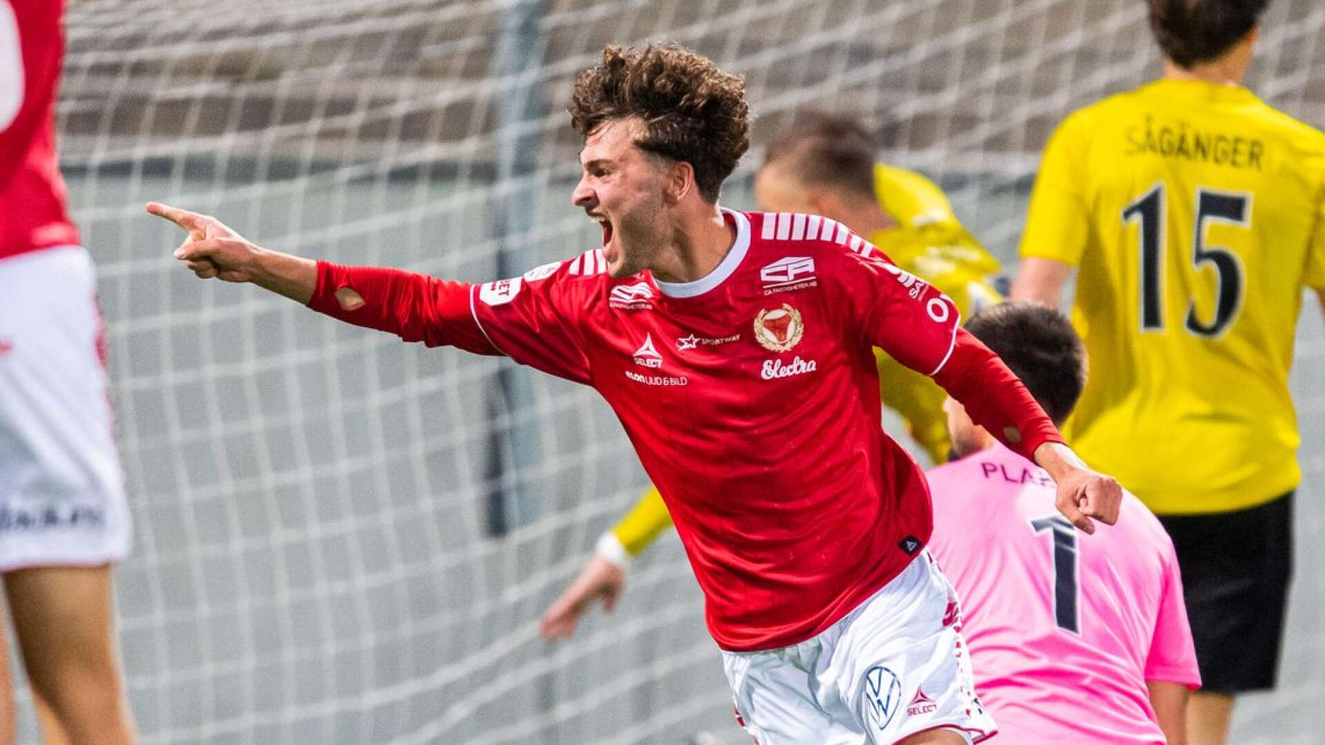 Moustafa Benshi jublar efter att han gjort mål i A-lagesdebuten i Kalmar FF mot Lund i Svenska cupen.