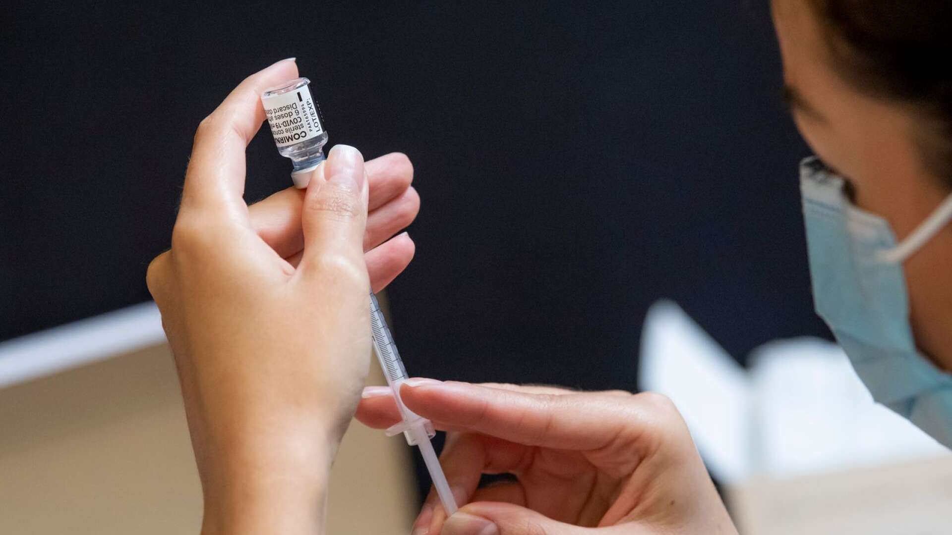 Man får vaccinera sjukvårdspersonal så länge det inte trycker undan den allmänna vaccineringen för patienter, skriver Byrån.