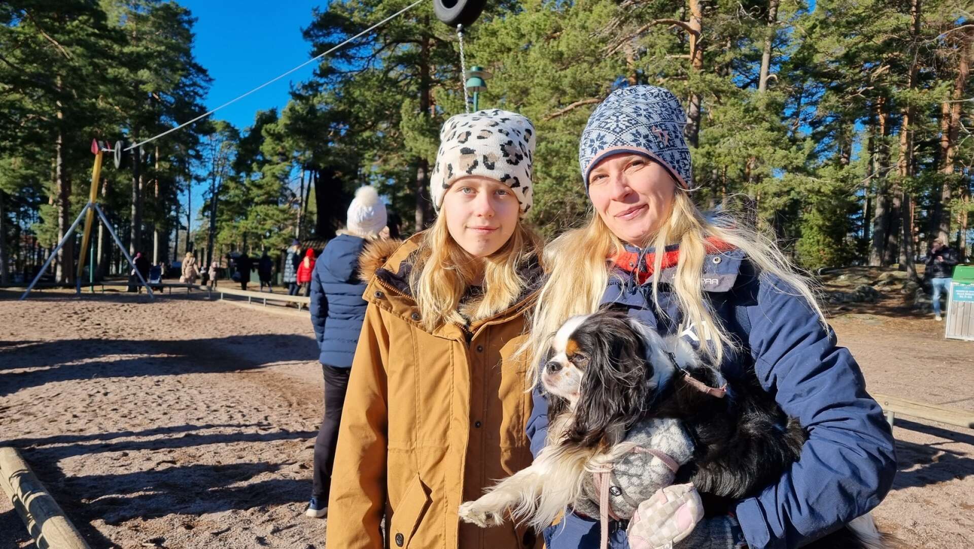 13-åriga Zoe Strålman med mamma Hanna Strålman och hunden Coco i Mariebergsskogen.