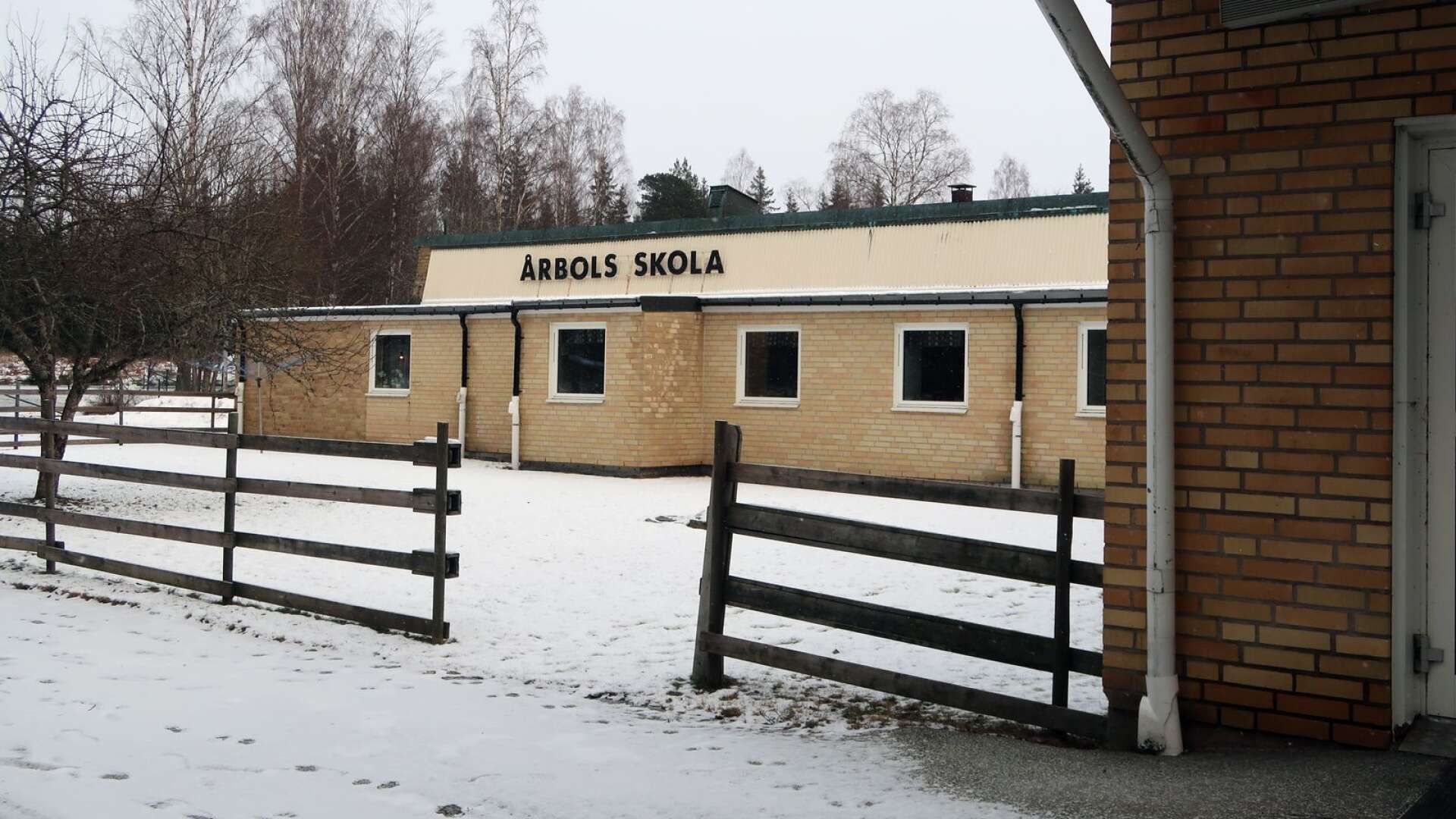 Här vid Årbols skola finns en av de två sporthallar som Bengtsfors kommun kan erbjuda som evakueringsboende för flyktingar från Ukraina.