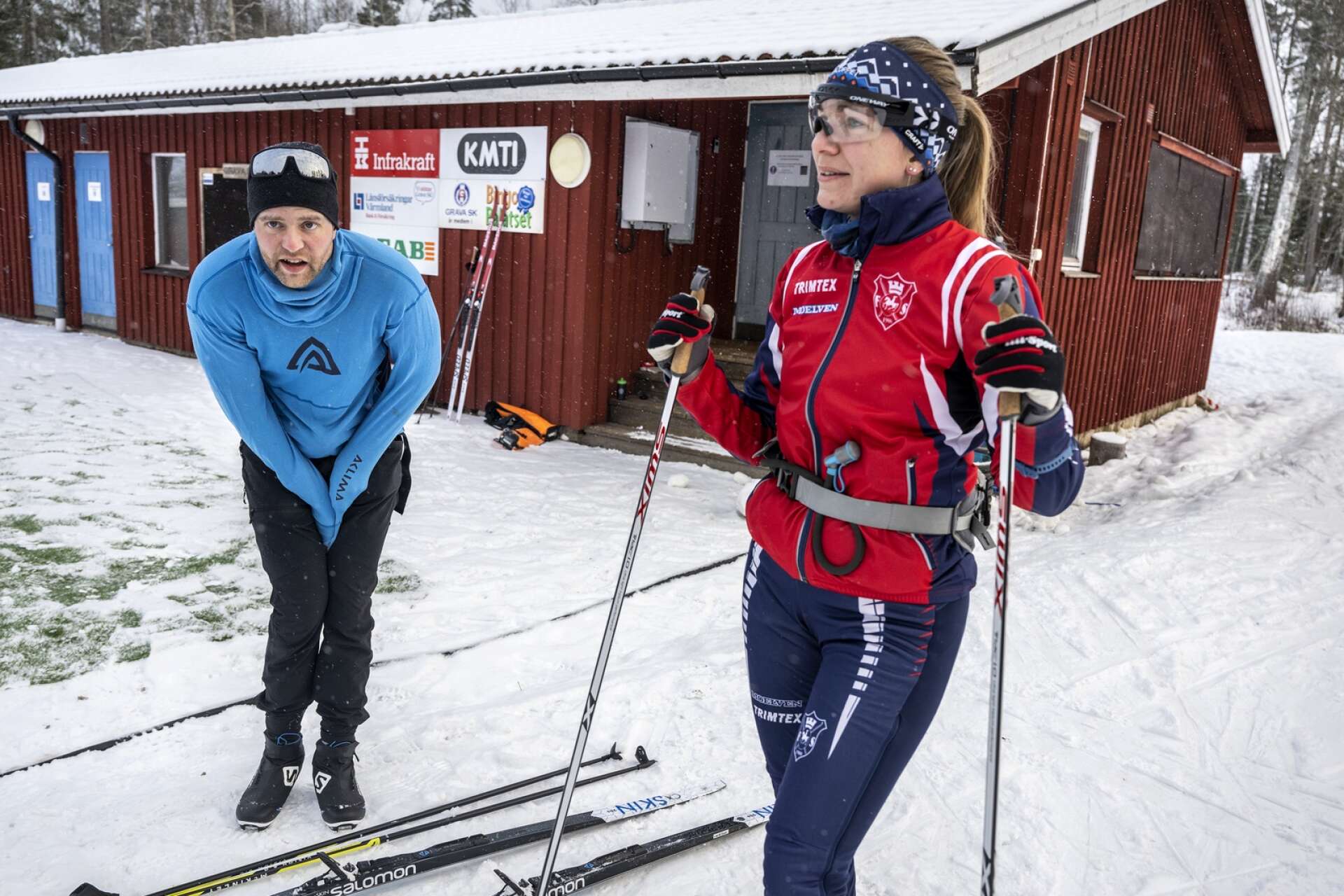 Douglas Karlsson fick värma sig så gott han kunde medan Karin Björklund såg fram mot en timmes åkning.