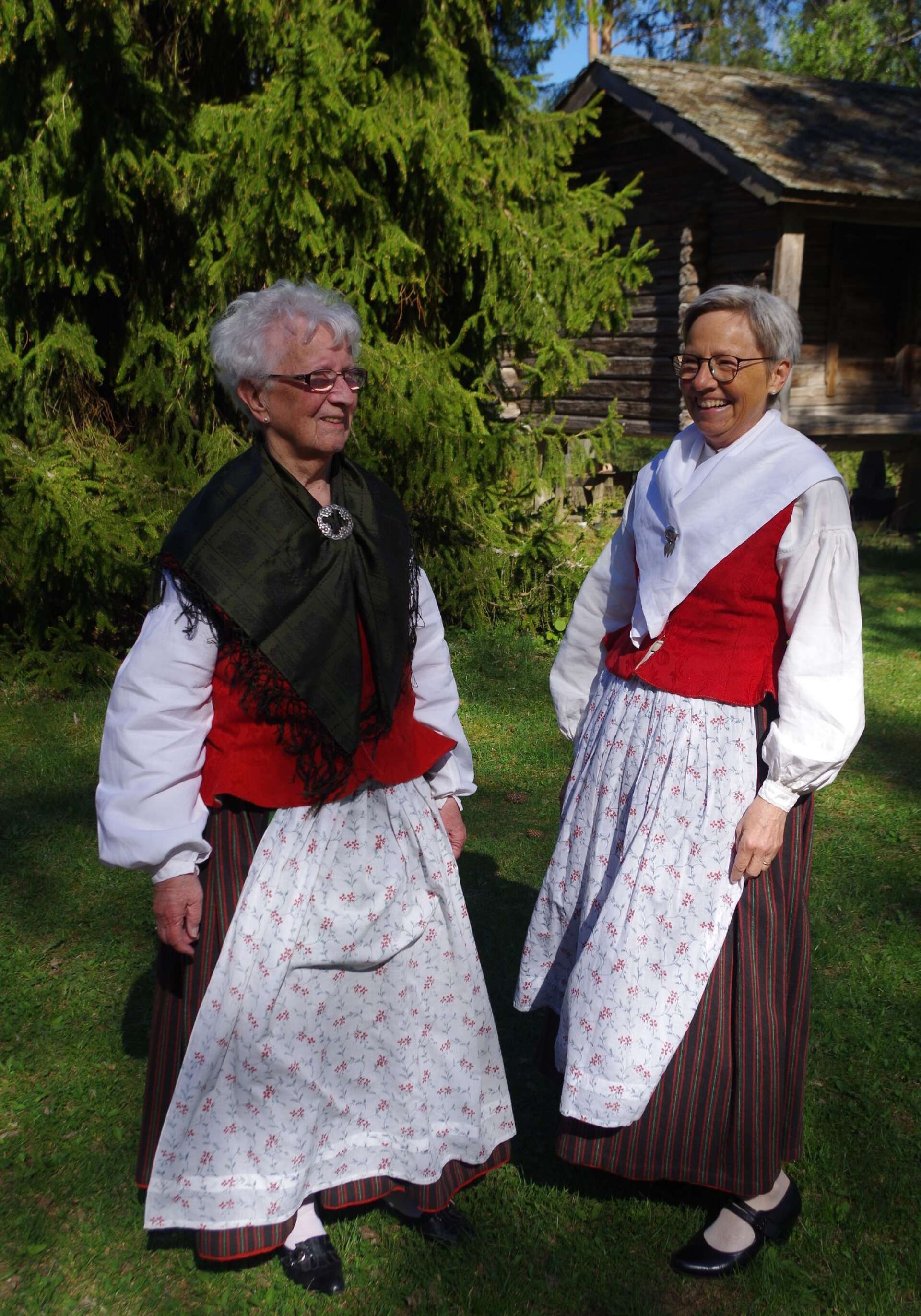 Aune Ljungblom och Margareta Bäckström kom i vackra sockendräkter. Det var 1974 som Långseruds sockendräkter invigdes och då var även första kyrkmarschen i modern tid.