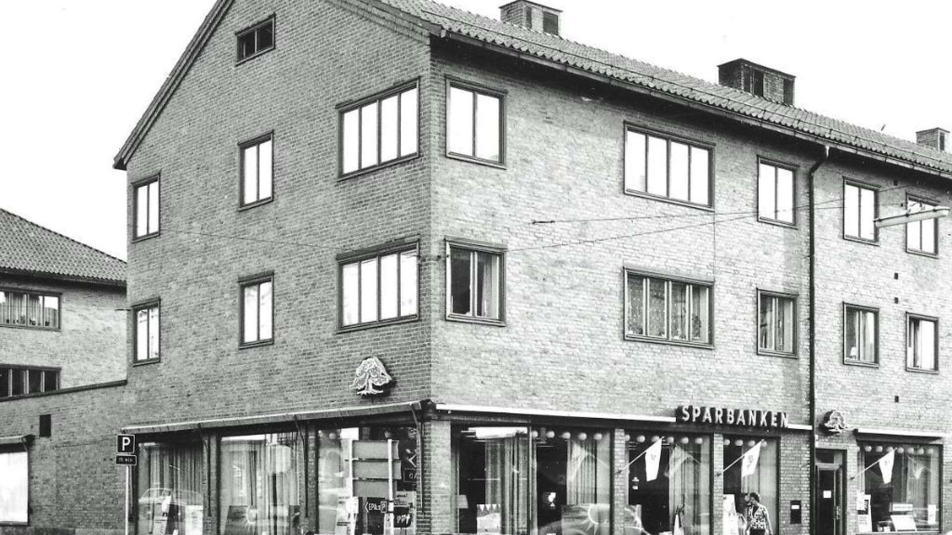 I flera decennier hade Karlstads Sparbank sina lokaler i hörnet av Östra Storgatan och Sundsgatan. Sedan kom samgåendet som resulterade i Föreningssparbanken och som numera är Swedbank. Då flyttade Arbetsförmedlingen in i före detta banklokalerna, åtminstone för en tid.