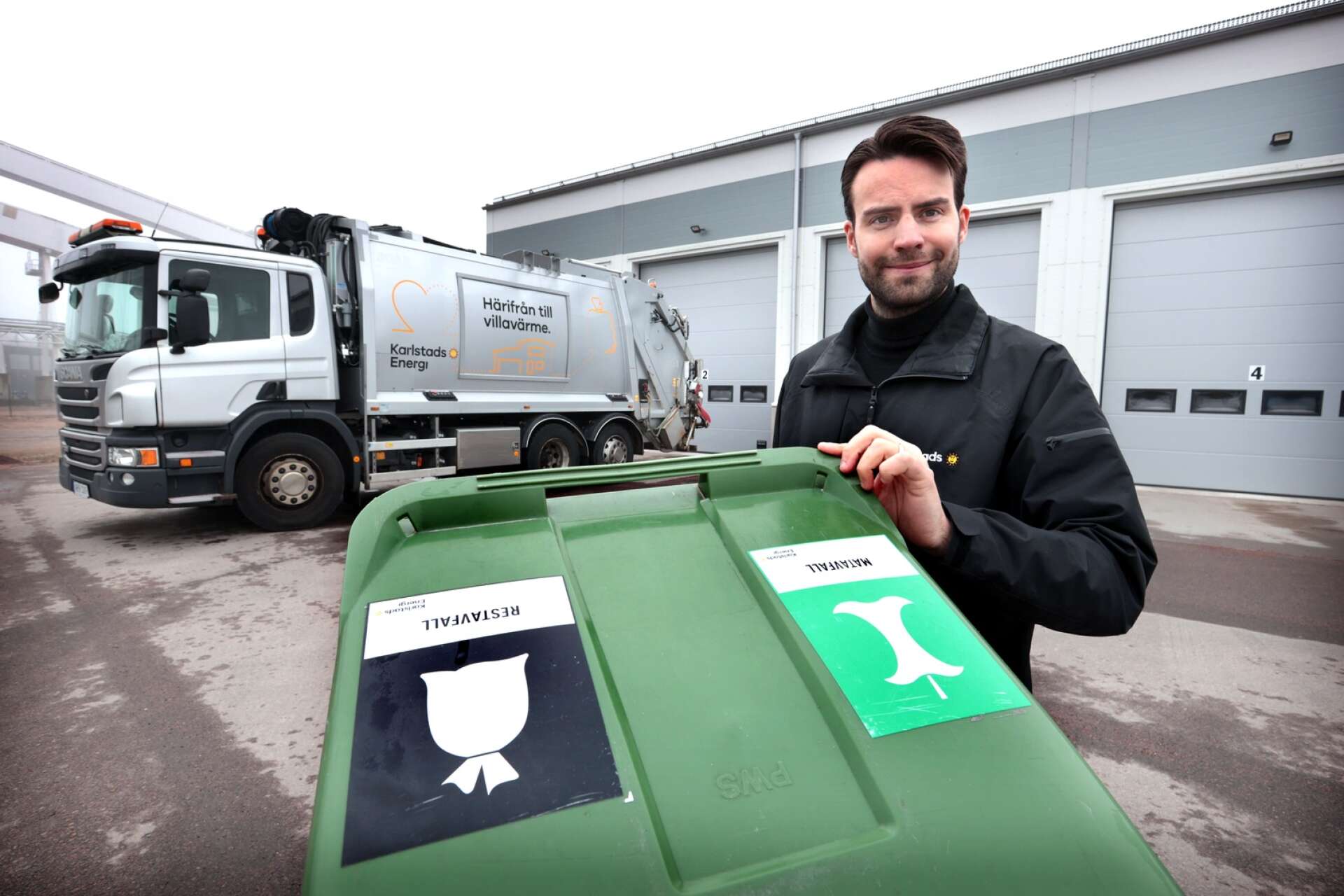 Karlstadsborna är bra på att sortera ut matavfall, men kan bli bättre på att inte slänga textil, plast- och pappersförpackningar i soporna, enligt Christoffer Henriksson, återvinningsstrateg på Karlstads energi.