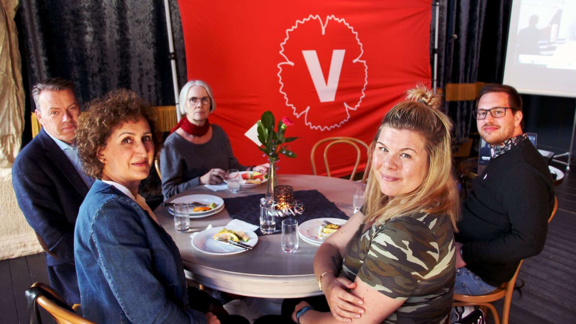 Håkan Svenneling, Susanna Göransdotter, Parvane Assadbegli, Per Strömgren och Susanna Hobbins var förväntansfulla under Vänsterpartiets valvaka i Karlstad på söndagen.