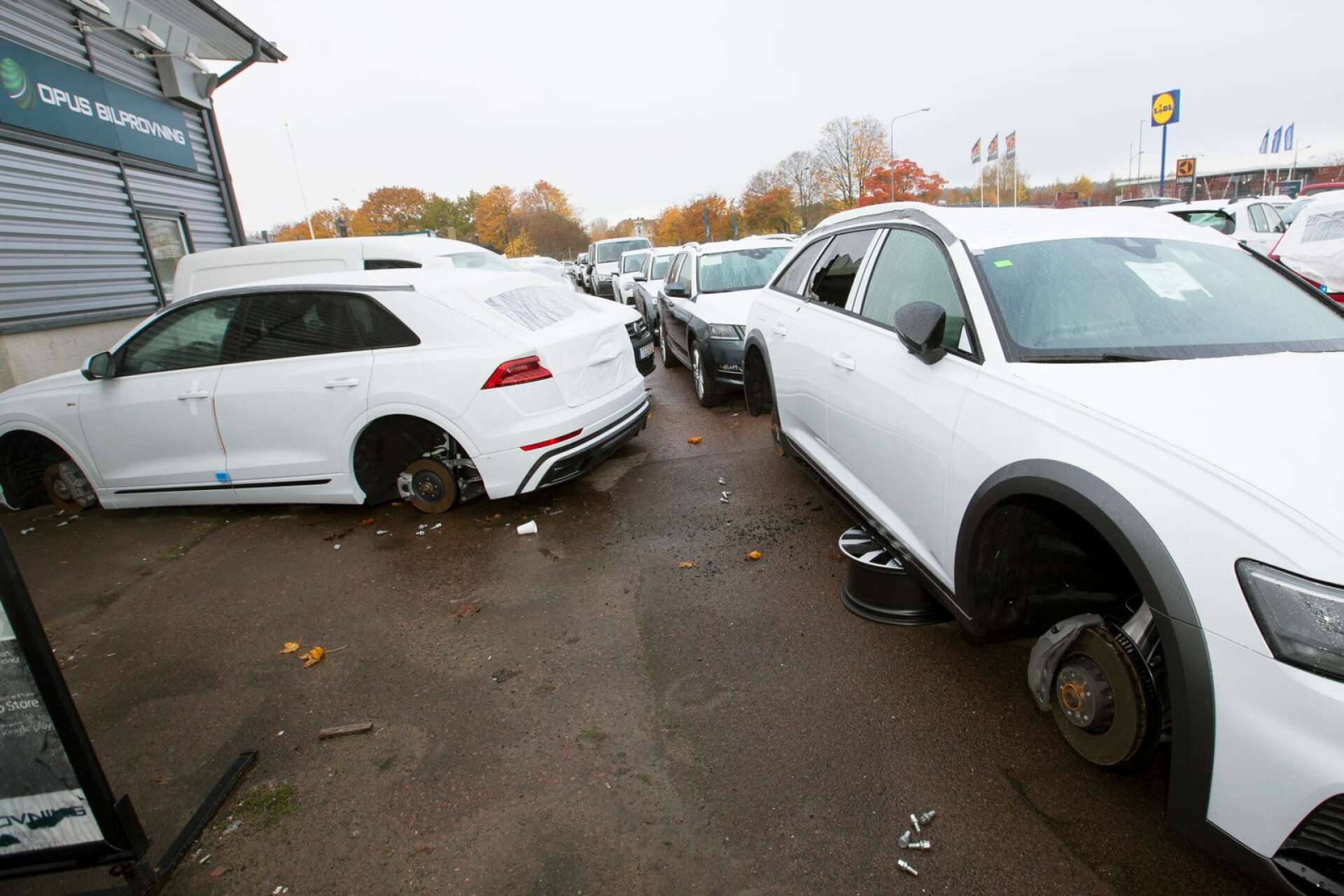 De nya Audibilarna har fått skador i olika omfattning i samband med stölden. Flera måste lackas om innan de kan hämtas av kunderna.