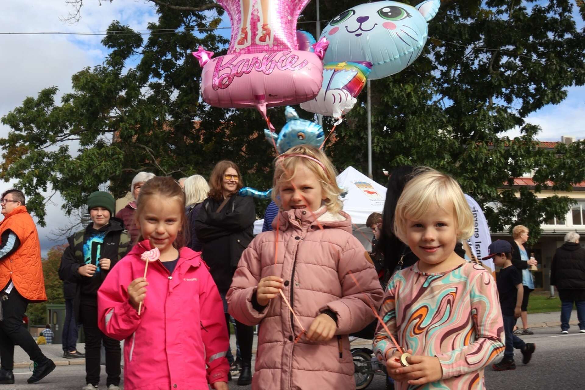 Ballonger och godis, Irma Rörqvist samt Elvira och Julia Östedt från Bullaren trivdes bra på marknaden.