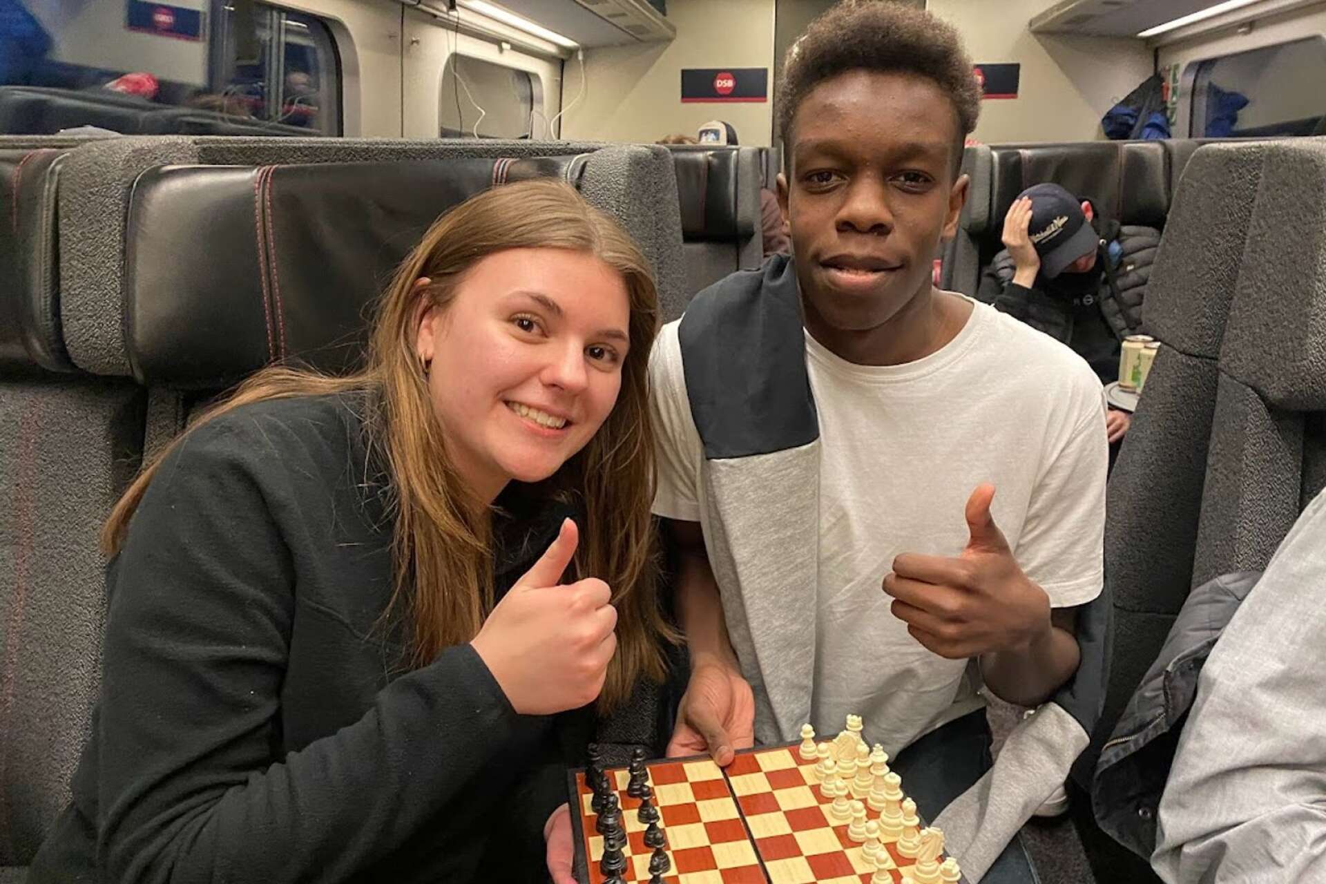 Hilda Andersson och Sudan Hamed spelade schackfinalen på tåget mellan Köpenhamn och Hamburg.