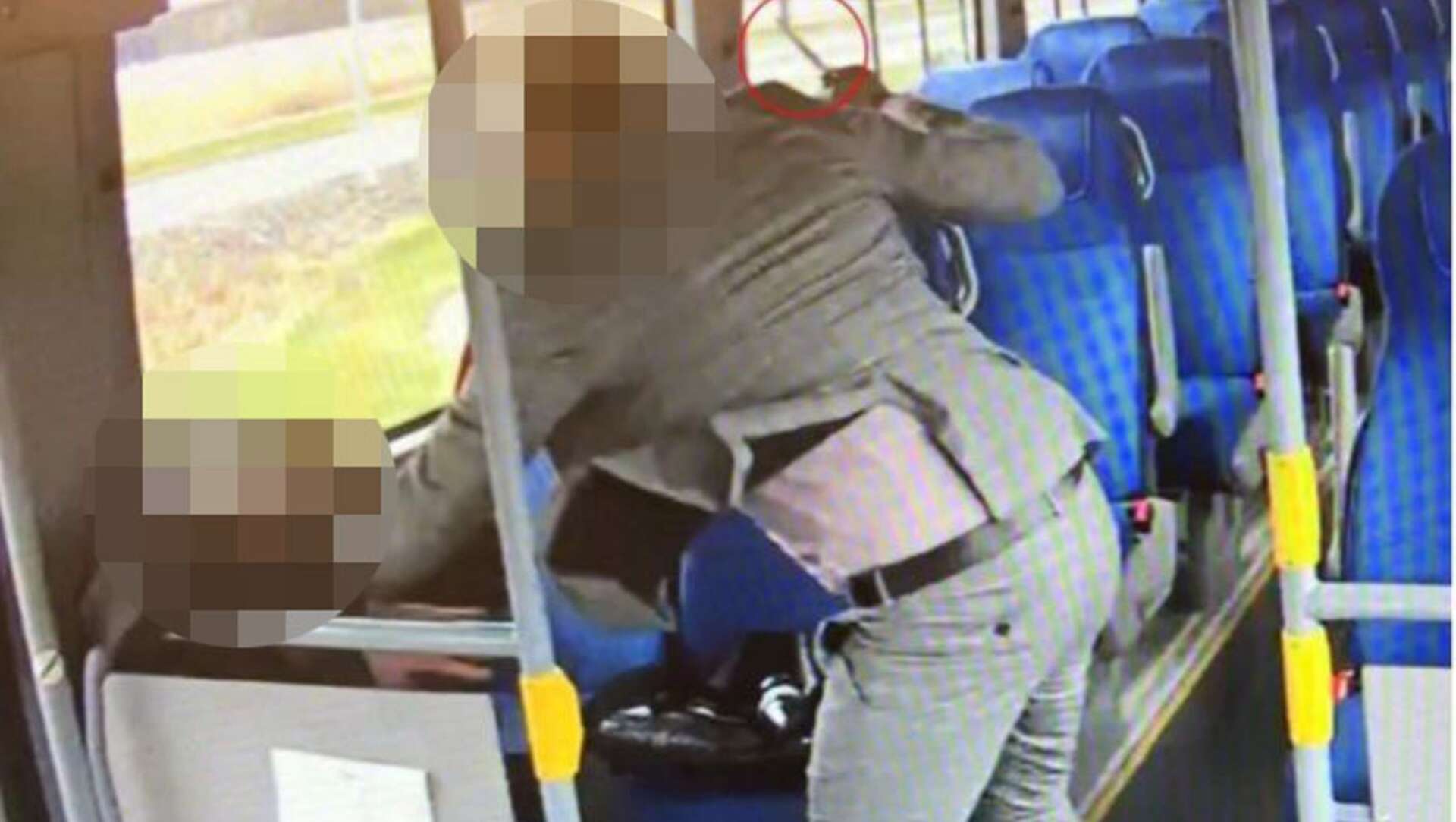 På bussens övervakningsfilmer ser man hur den åtalade mannen går till attack med en kniv i högsta hugg.