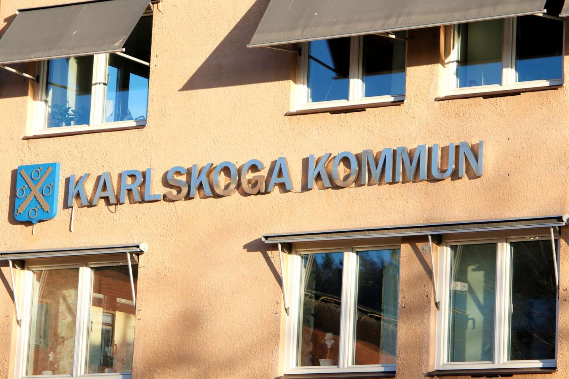 Det skiljer mycket mellan plats tio och plats ett  på listan över bäst betalda tjänstepersoner i Karlskoga kommun. 