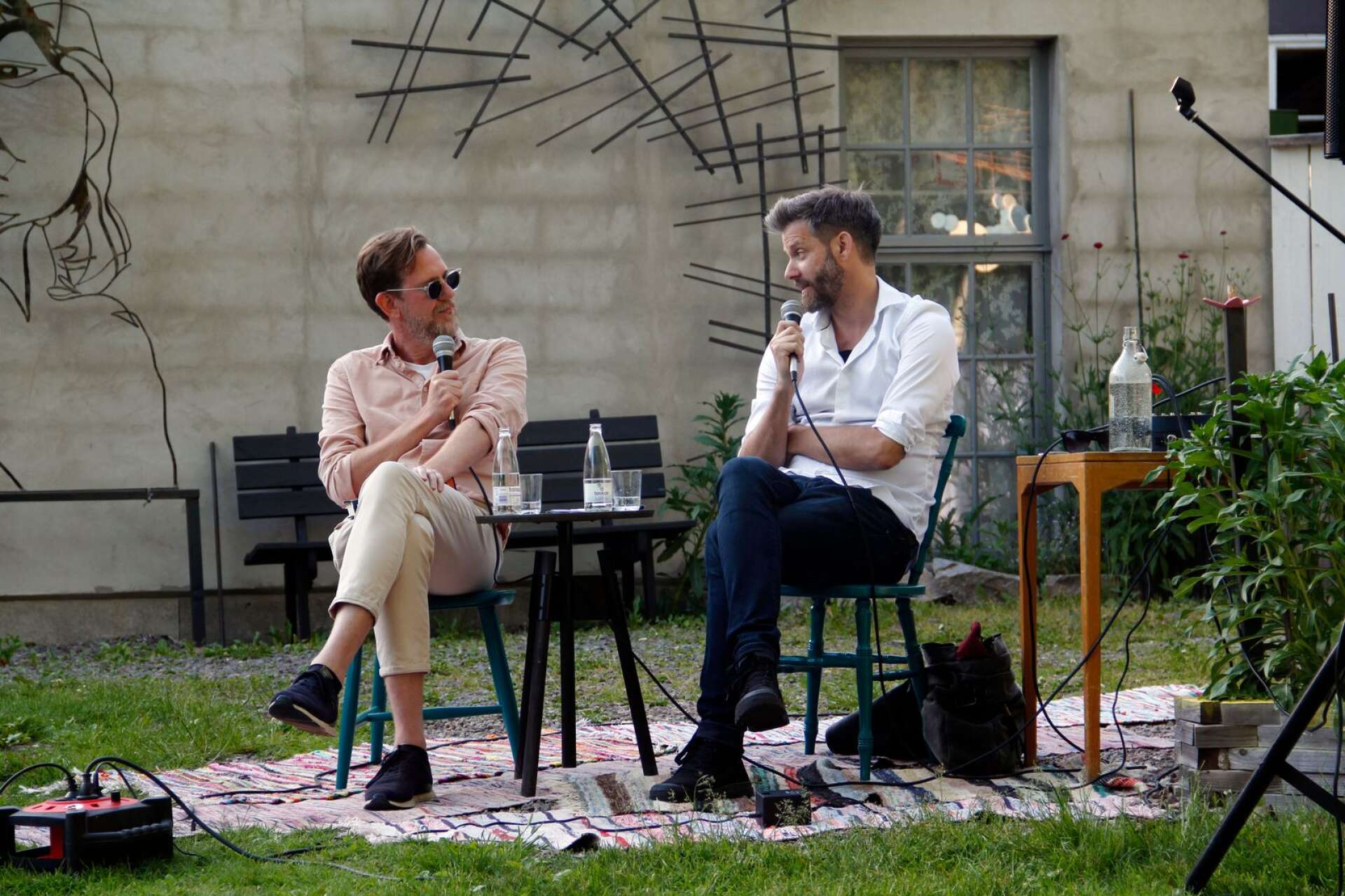 Deckarförfattarna Peter Mohlin och Peter Nyström deltog tidigare under sommaren i en författarkväll på Not Quite i Fengersfors. 