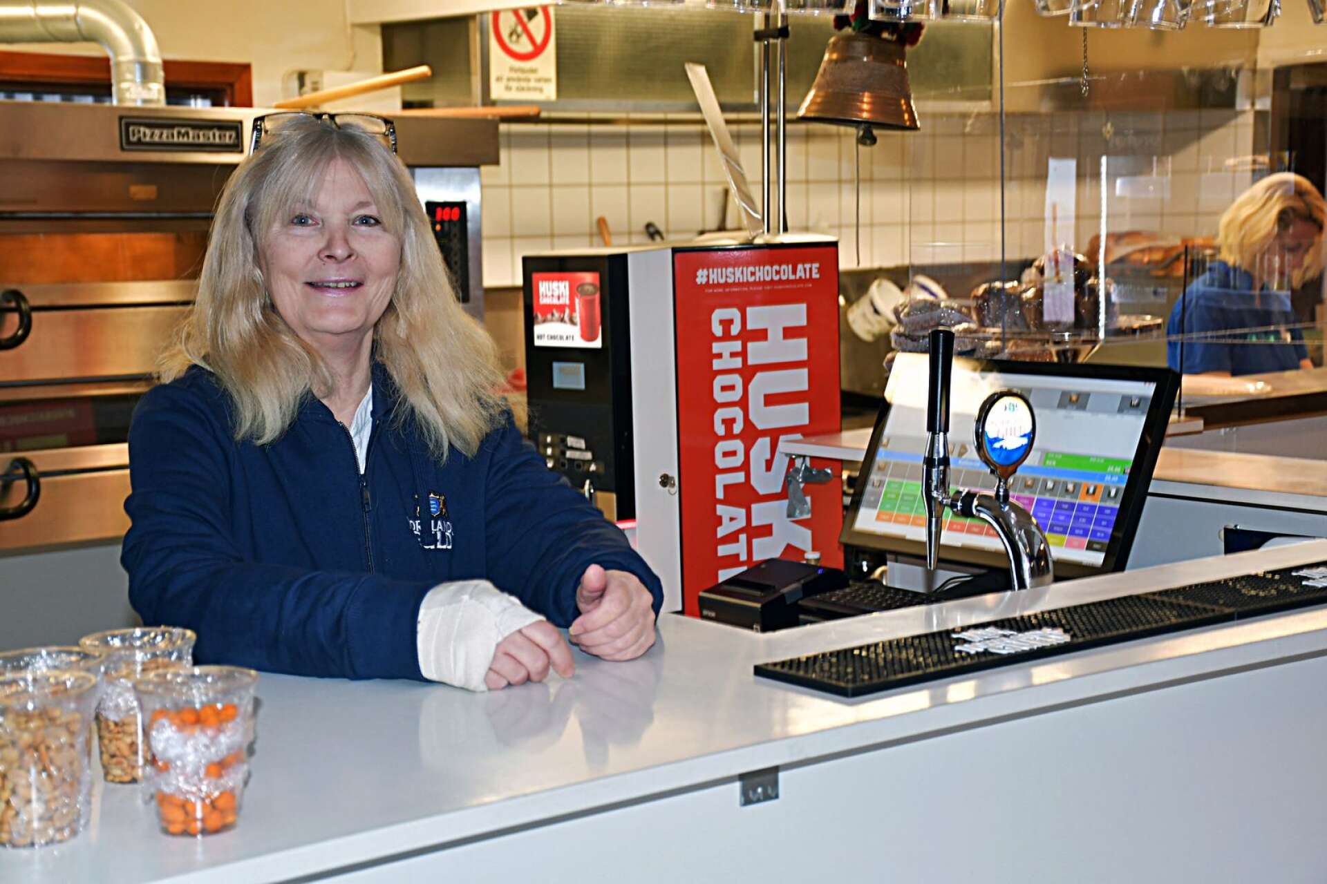Eva Persson, som jobbat med hudvård i 26 år, antog utmaningen att driva restaurangen vid Ski Sunne. Trots att hon aldrig tidigare jobbat i branschen. ”Jag gillar att pressa och utmana mig själv”, berättade hon. 