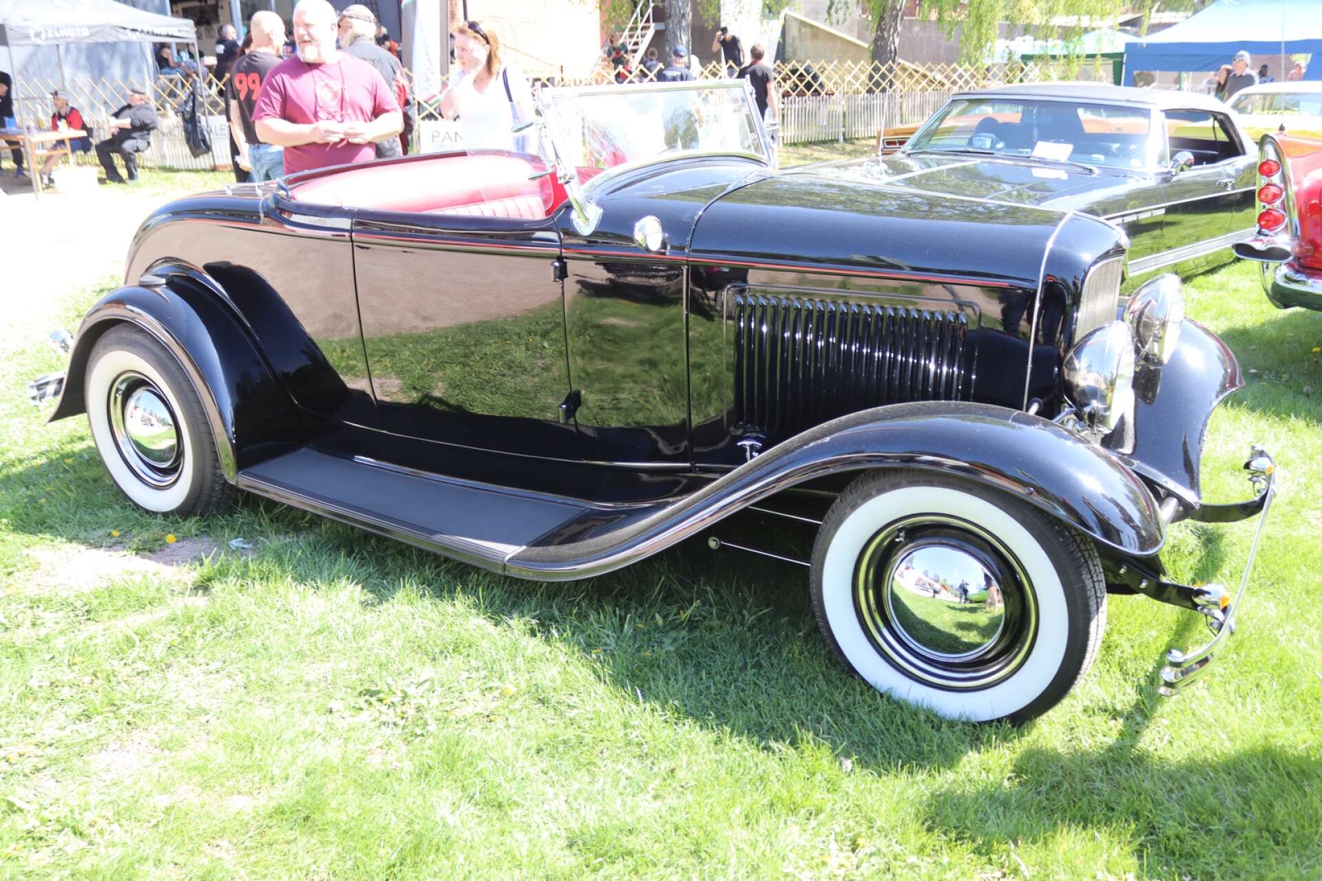 En av utställningens äldre bilar, en Ford Roadster från 1932.