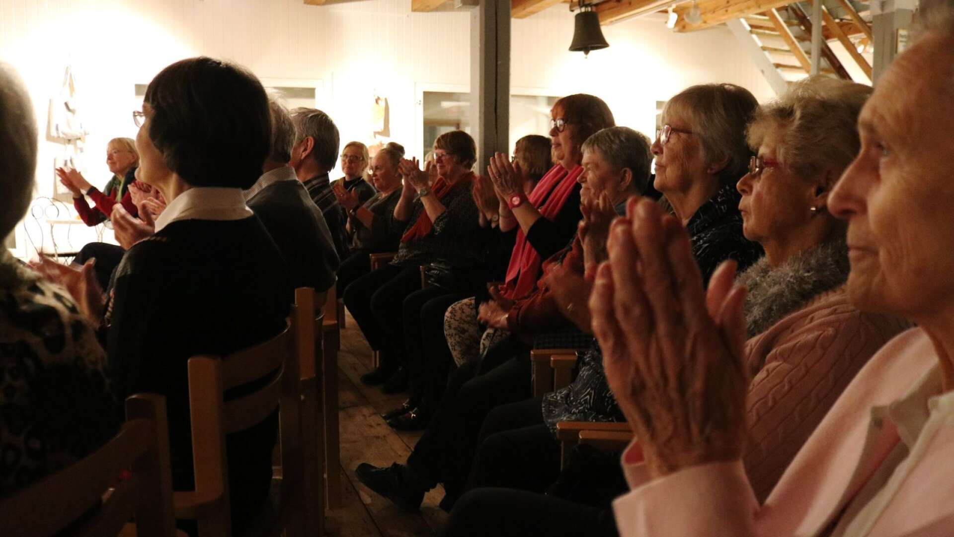 Närmare 50 personer kom till Kvarnen för att uppleva föreställningen om Anna-Stina Knas från Bränntjärn.