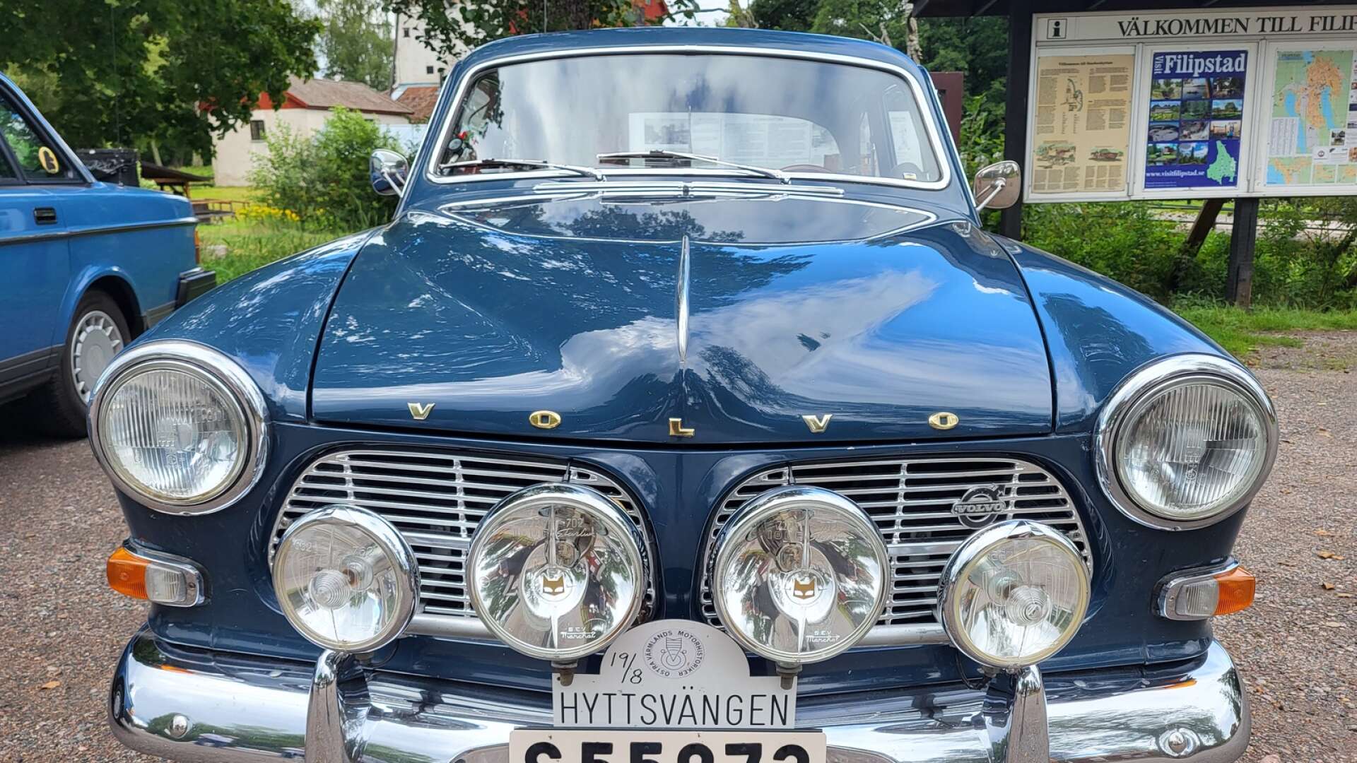 Östra Värmlands Motorhistoriker arrangerar åter veteranrallyt Hyttsvängen lördagen den 19 augusti. Lennart Carlssons glänsande blåa Amazon årsmodell 1966, är naturligtvis med i startfältet. 