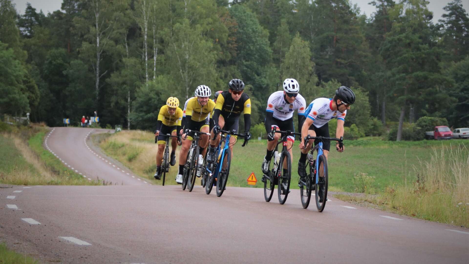 I lördags arrangerade Åmåls CA DM i landsväg. Intresset var svalt minst sagt. Bland de nio startande kom endast två cyklister från distriktet. 