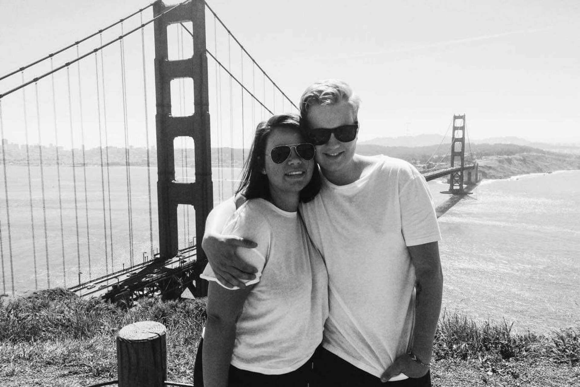 Jonna Berghäll framför den kända Golden Gate bron tillsammans med en kompis. Foto: privat