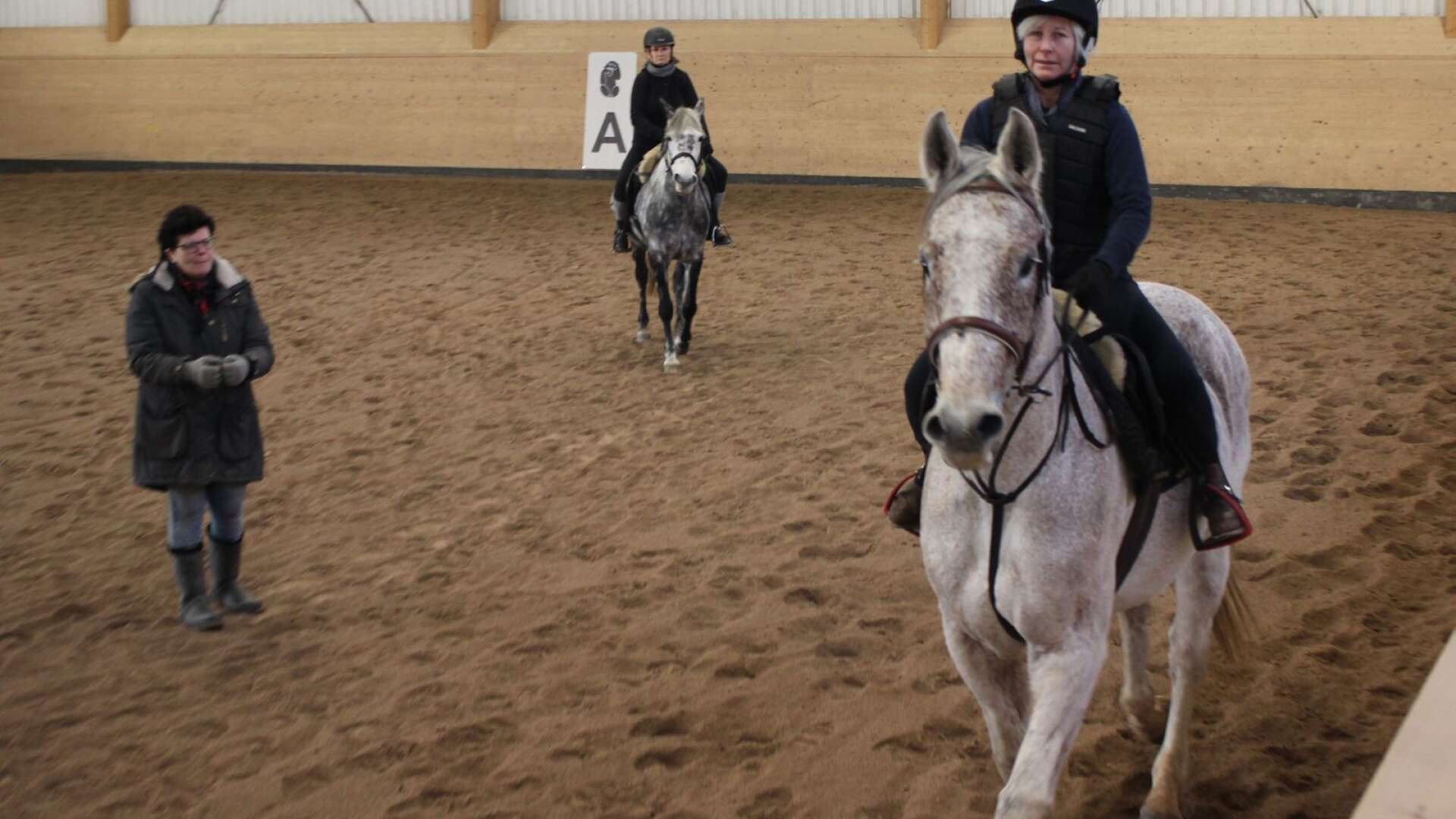 Ann Lindell ridskolechef i Vara hästsportklubb uppmuntrar före detta stalltjejerna Lena Broberg och Mija Gustafsson att ta plats i sadeln igen. 