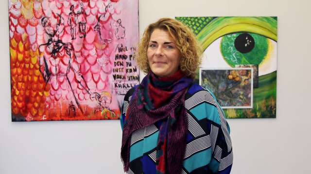 Mariestadsbon Sara Tengvall Hoffmann är en av fyra konstnärer som bjuder in till Tingssalen där galleriet fylls av färg och känslor.