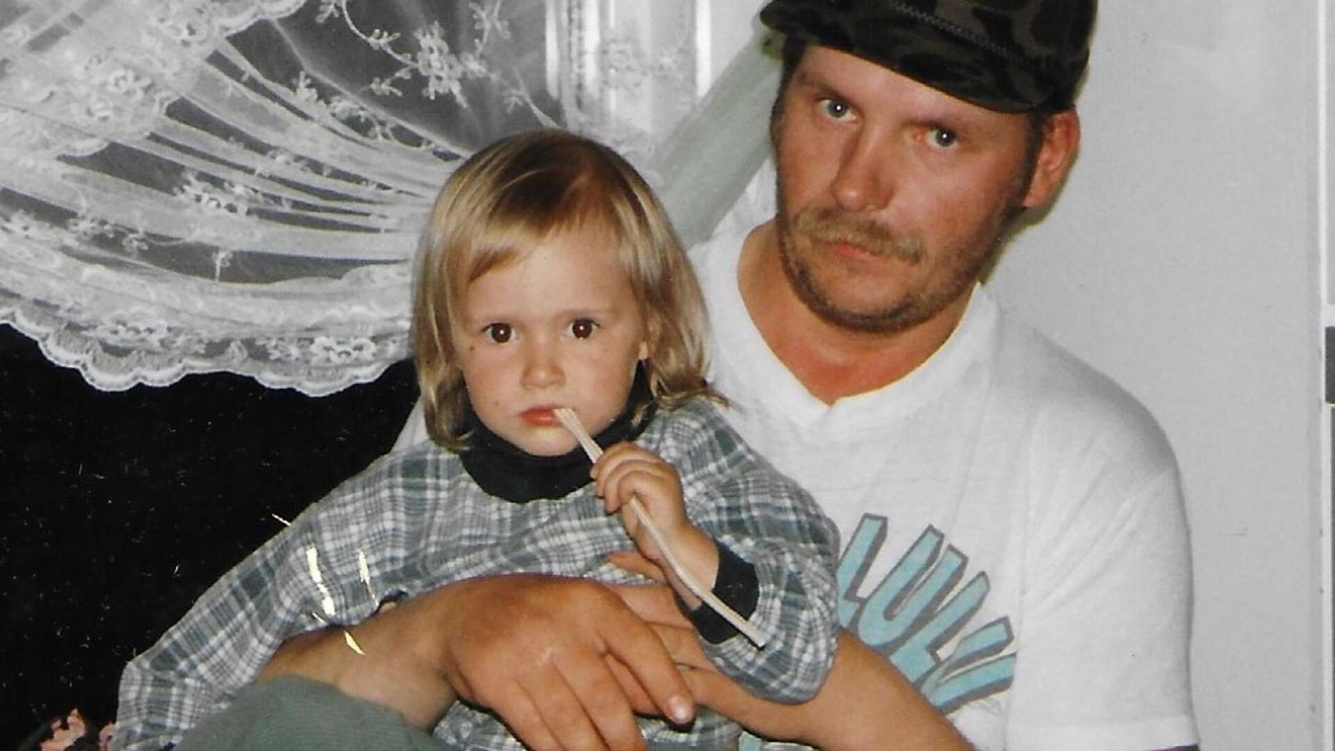 Mördade Kari Ylioja med sin brorsdotter Desirée. Fotografiet som Karis familj har valt ut är taget för 25 år sedan.