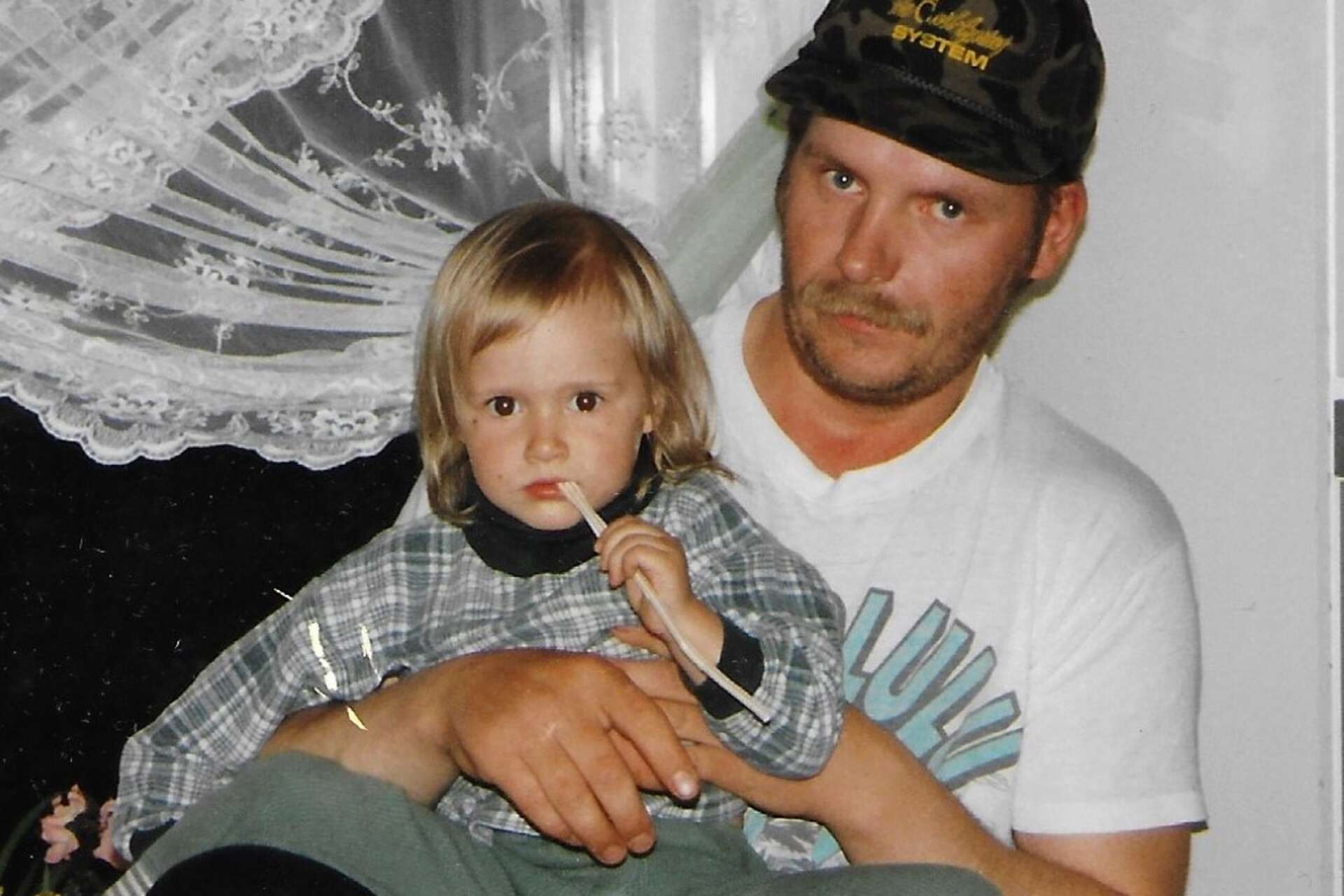 Mördade Kari Ylioja med sin brorsdotter Desirée. Fotografiet som Karis familj har valt ut är taget för 25 år sedan.