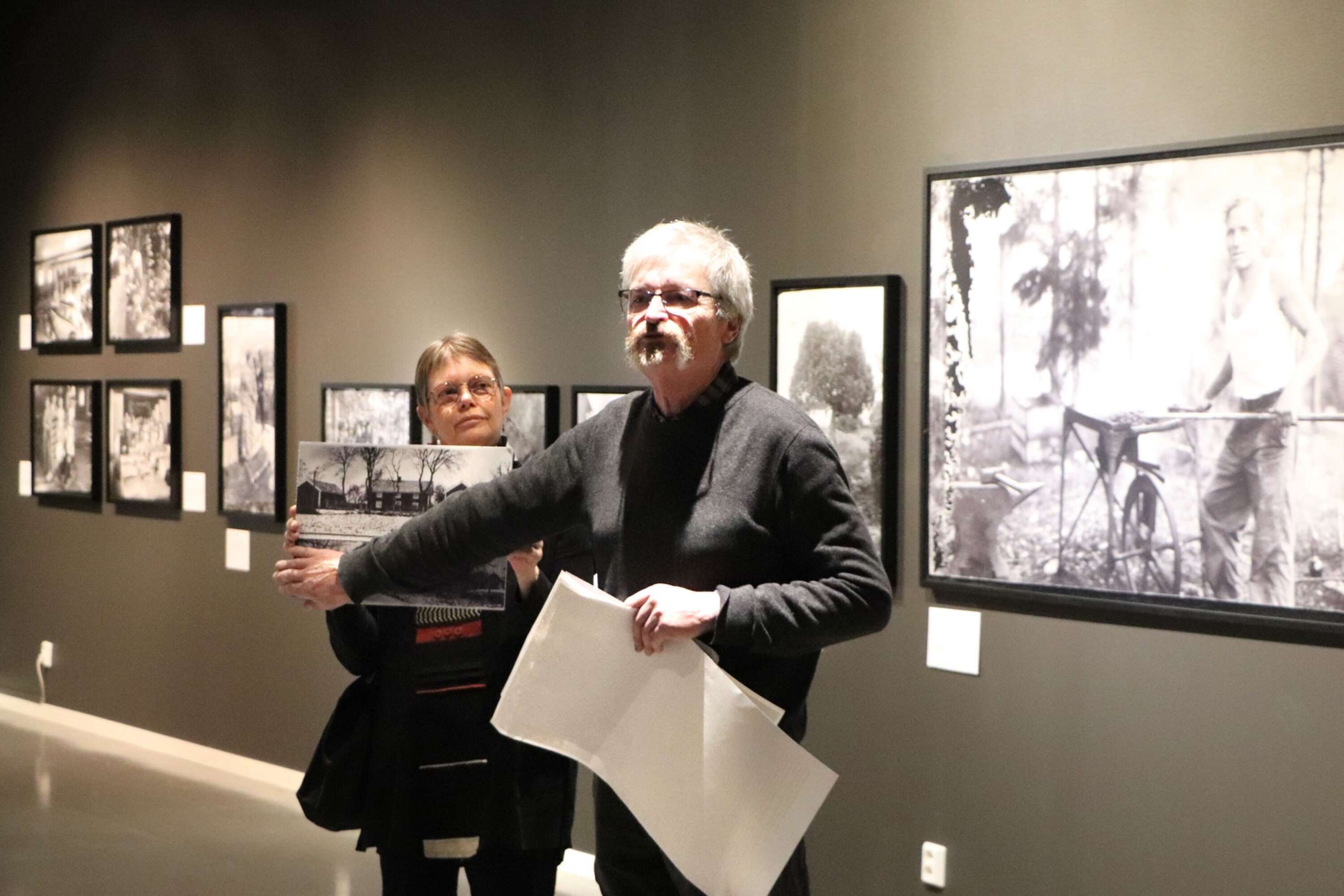 Fotograferna Sigun och Gunnar Gröning berättade om Anders Karlssons gärning och vem han var som person under vernissagen på Skövde stadsmuseum.