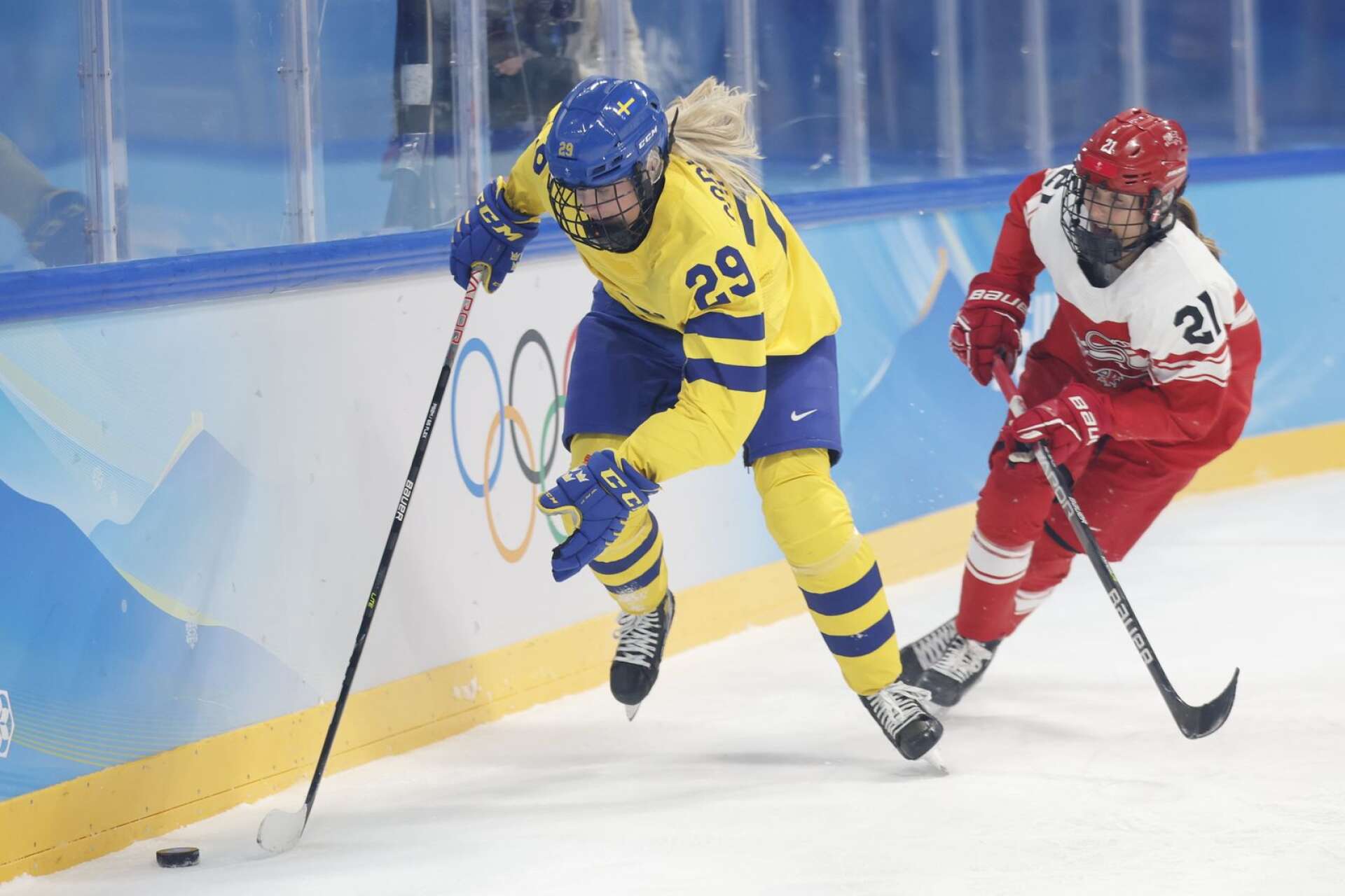 Sveriges Olivia Carlsson i segern mot Danmark som säkrade en plats i kvartsfinalen.