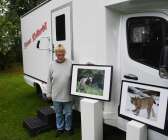 Maria Syvertsson visade upp nya bokbilen och maken Kent Syvertssons foton. 