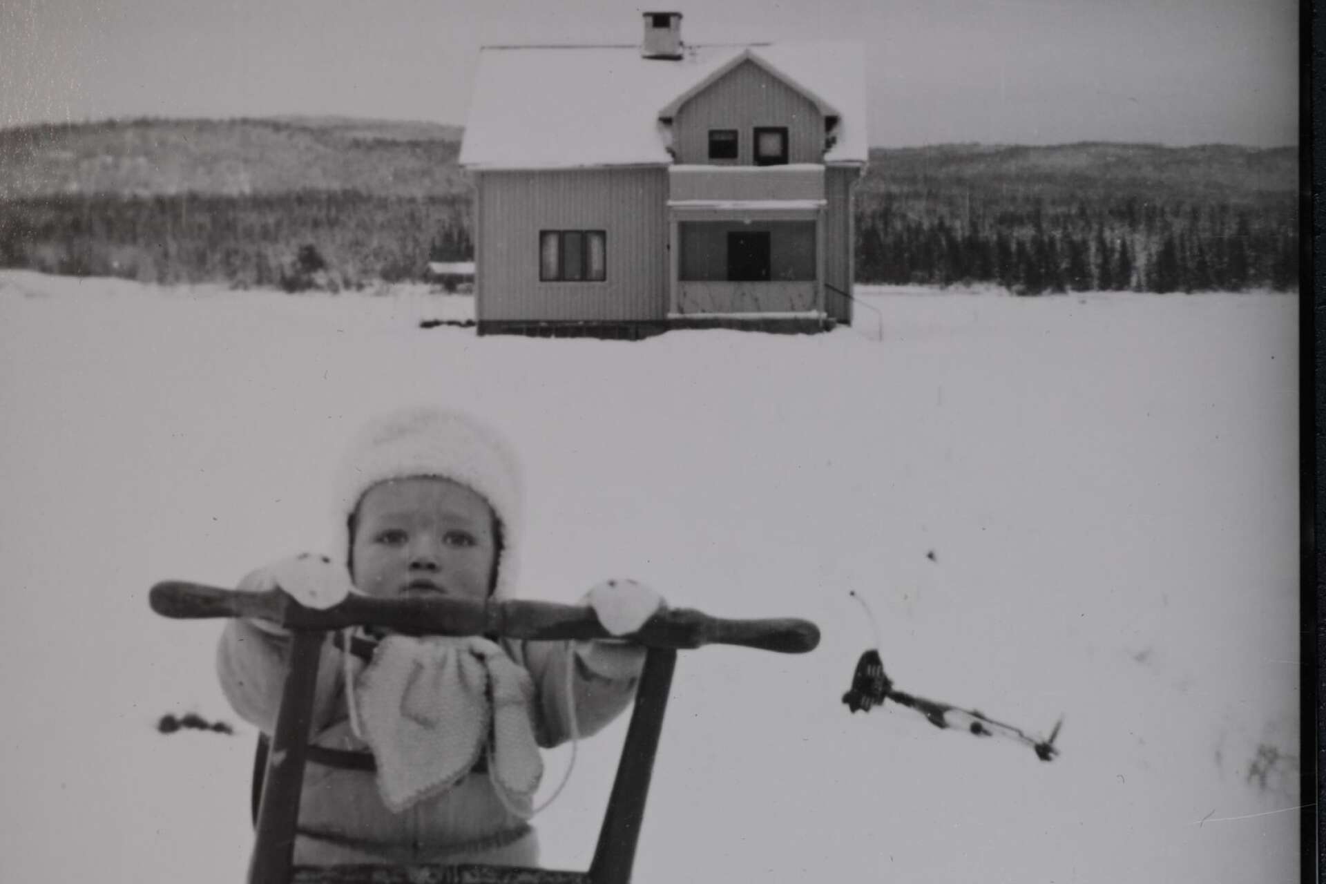 På väg till handelsboden i Östmark. Den lille pojken är Lars Engström, som växte upp och blev fotograf han också.