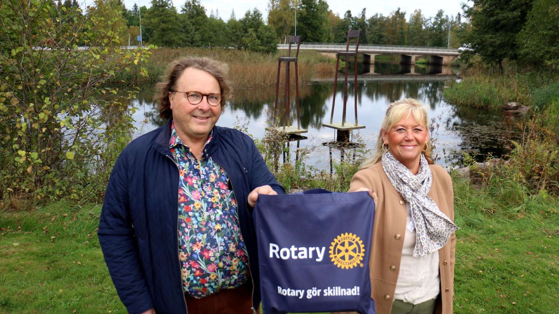 Rotarys president Per-Olof Andersson och tidigare presidenten Annelie Magnusson hoppas på många intressanta nomineringar till det nya ungdomsstipendiet som är på 10 000 kronor.