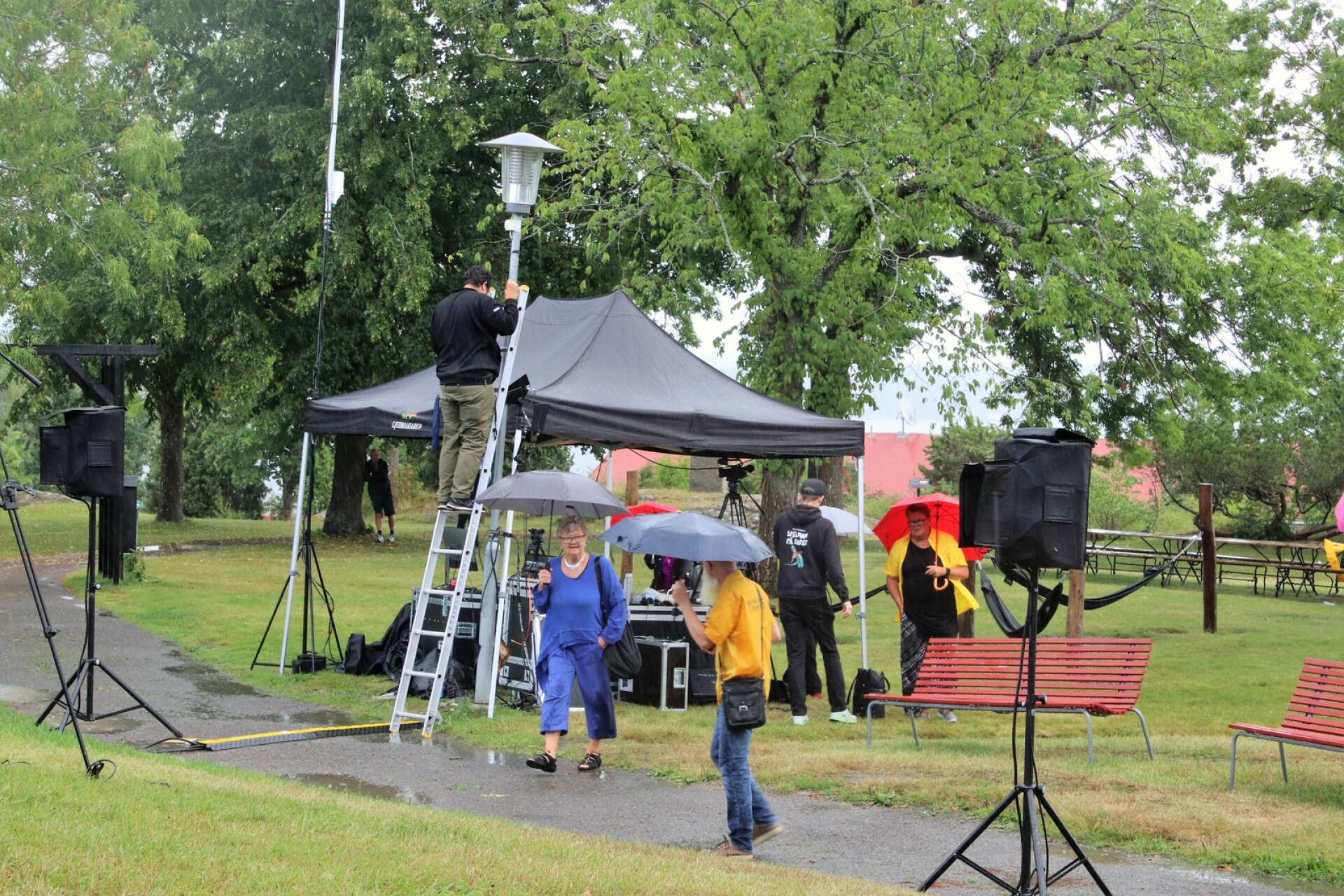 Tälttaket skyddade inte nämnvärt när regnet blåste in från sidan. Publiken försökte hjälpa till med sina paraplyer, men det var bara för Bobby Svanér dela Cruz och Sebastian Ferger från Ljudmakaren att börja packa ihop för att åka hem och torka utrustningen.