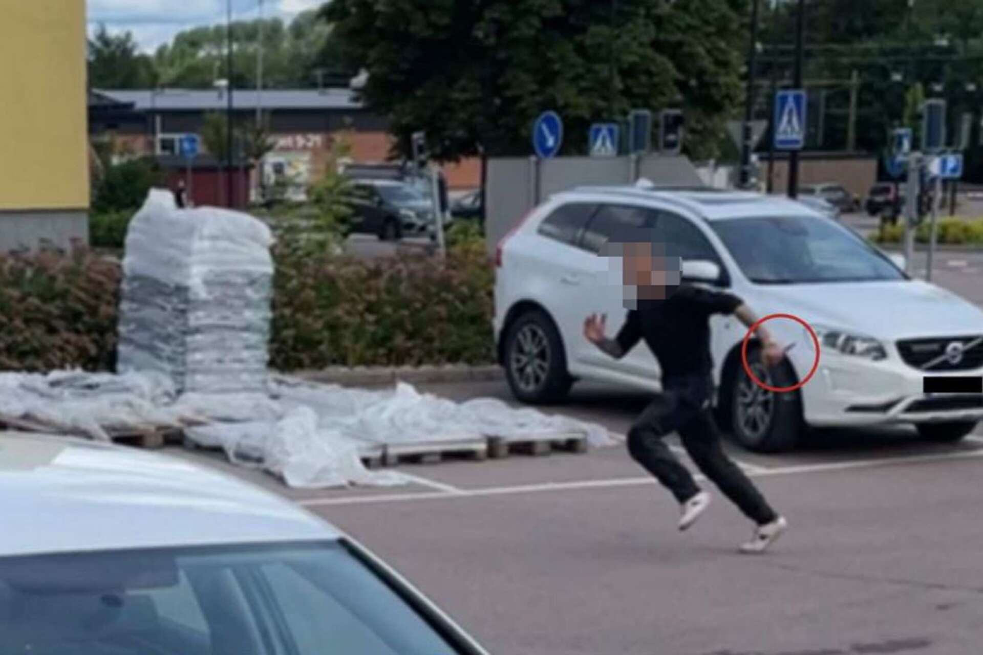 28-åringen filmades av vittnen när han jagade butiksägaren.