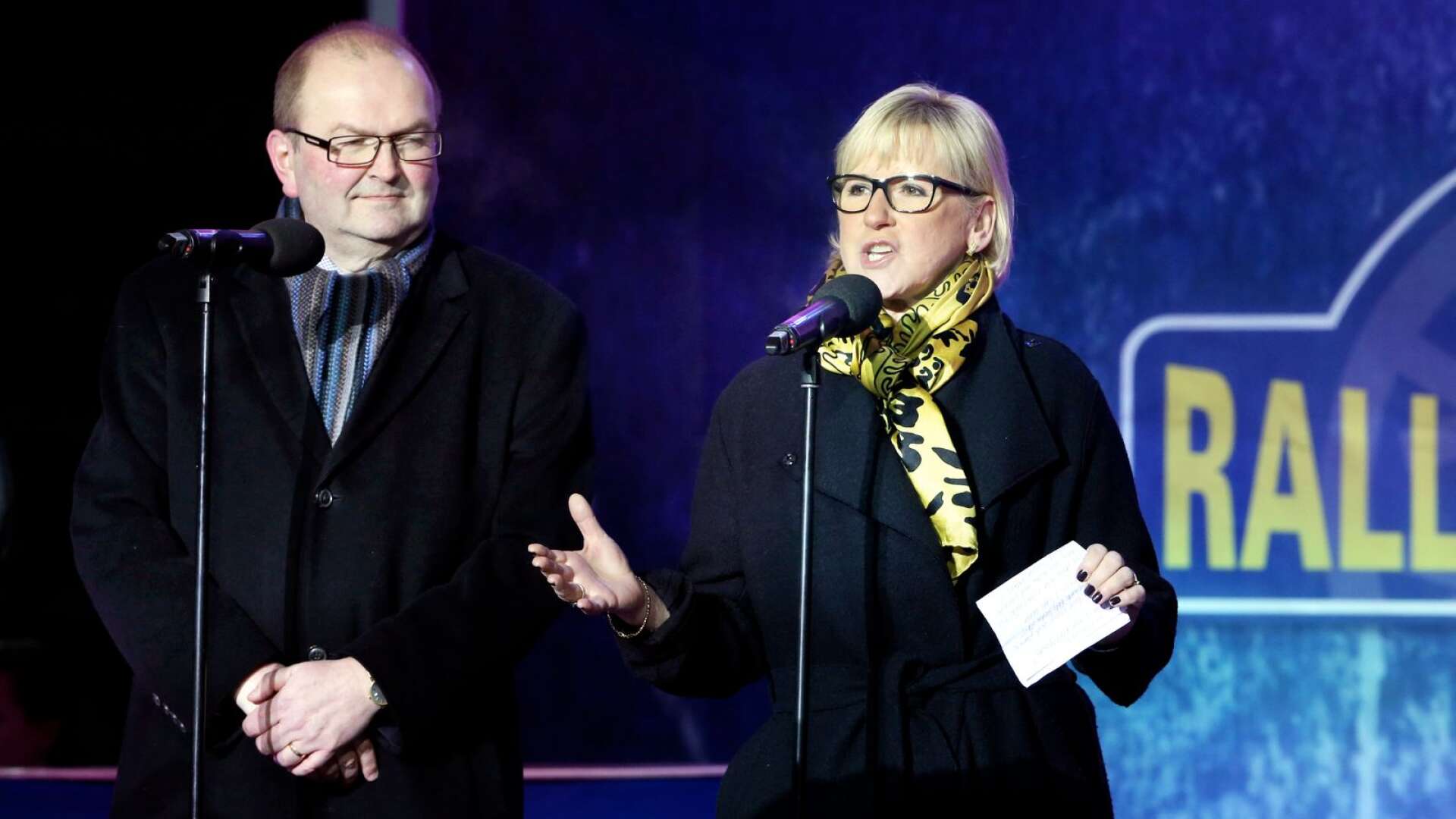 Februari 2015. Kenneth Johansson och utrikesminister Margot Wallström (S) invigde Sweden rally på SS1 Färjestadstravet. 