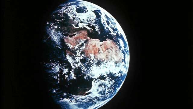Jordklotet sett från en satellit. Människans hot mot människan är många, skriver Sven-Åke Runelid.