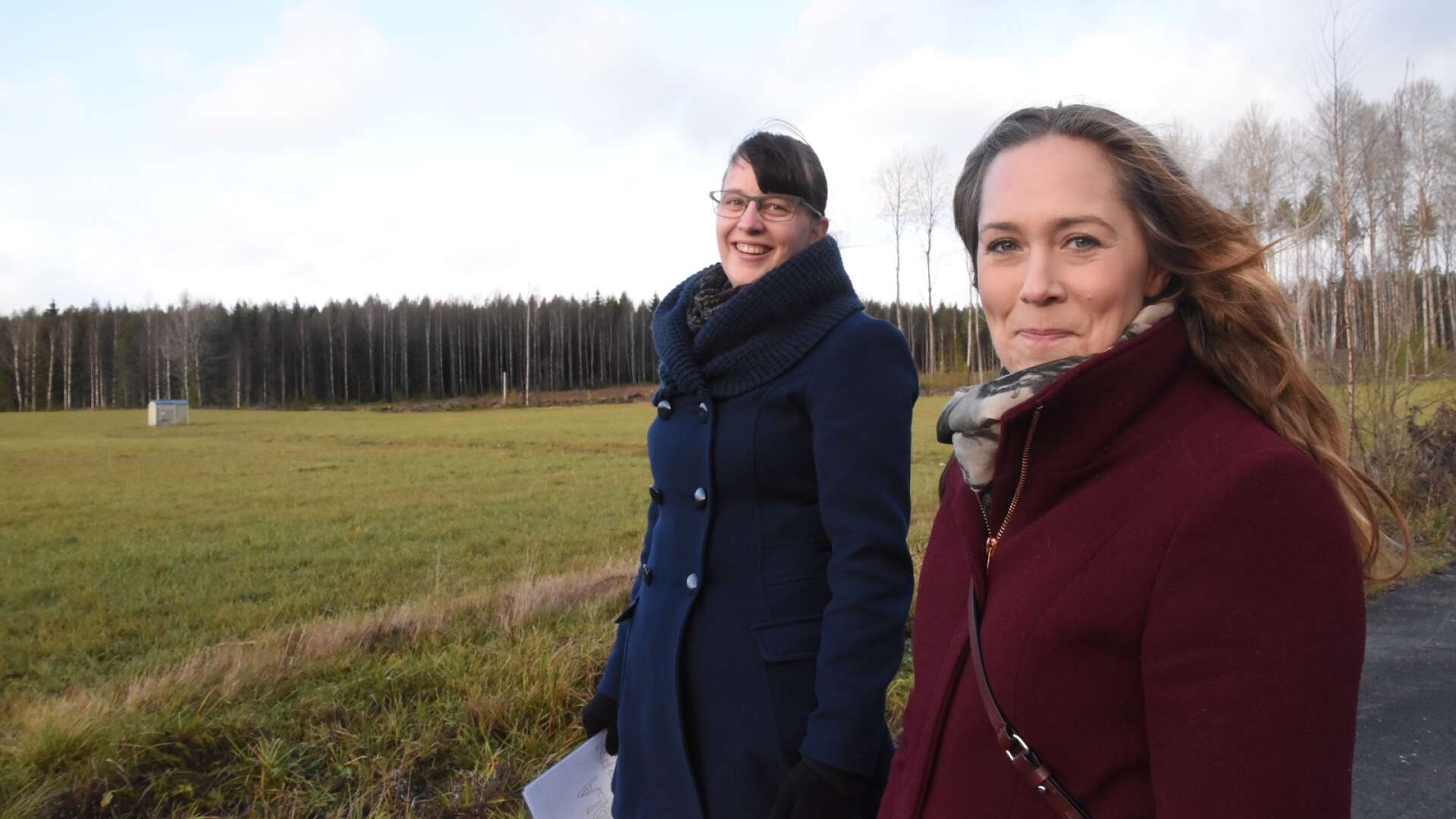 Sofia Wedin, översiktsplanerare och Jenny Wärnevall, mark- och exploateringsingenjör, visar området på Prästängen där kommunen har möjlighet att anlägga nya odlingslotter. Men först ska efterfrågan inventeras.