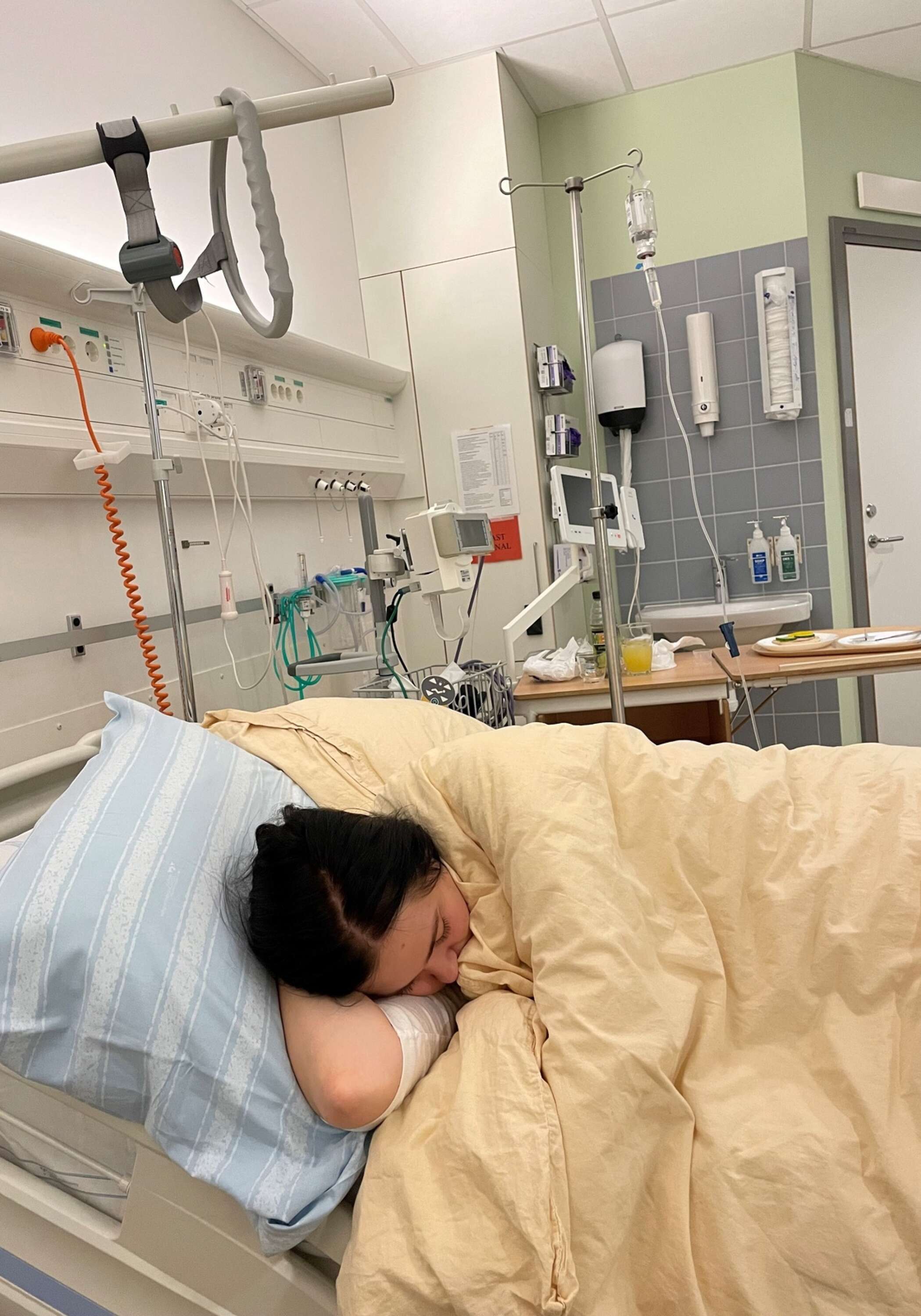 Jennys egen bild visar hur det såg ut när Alva blev inlagd på sjukhus tillsammans med sin mamma.
