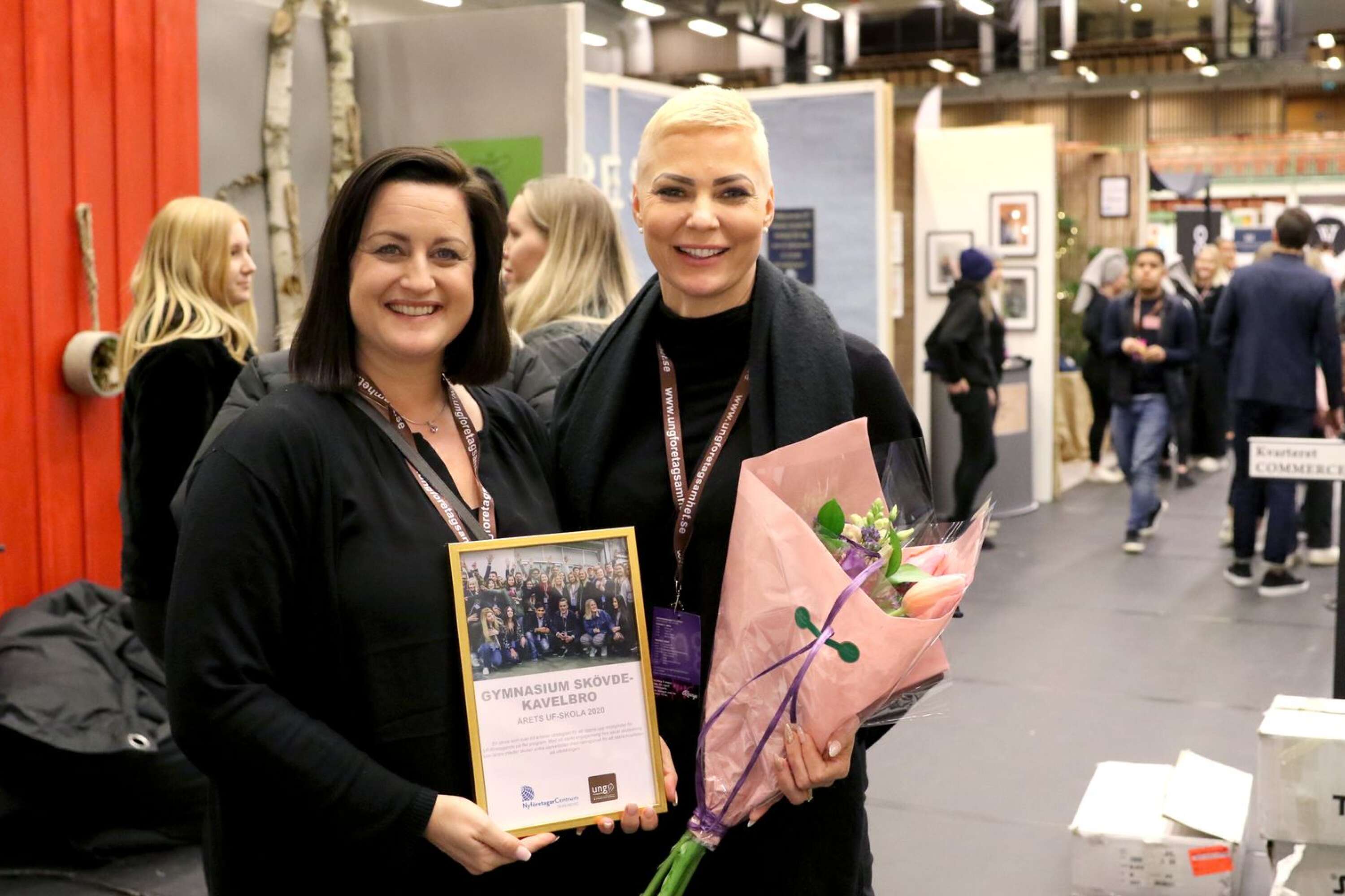Susanne Rudolfsson och Madeleine Wetterberg Mendoza från Kavelbrogymnasiet var glada för skolans utmärkelse.