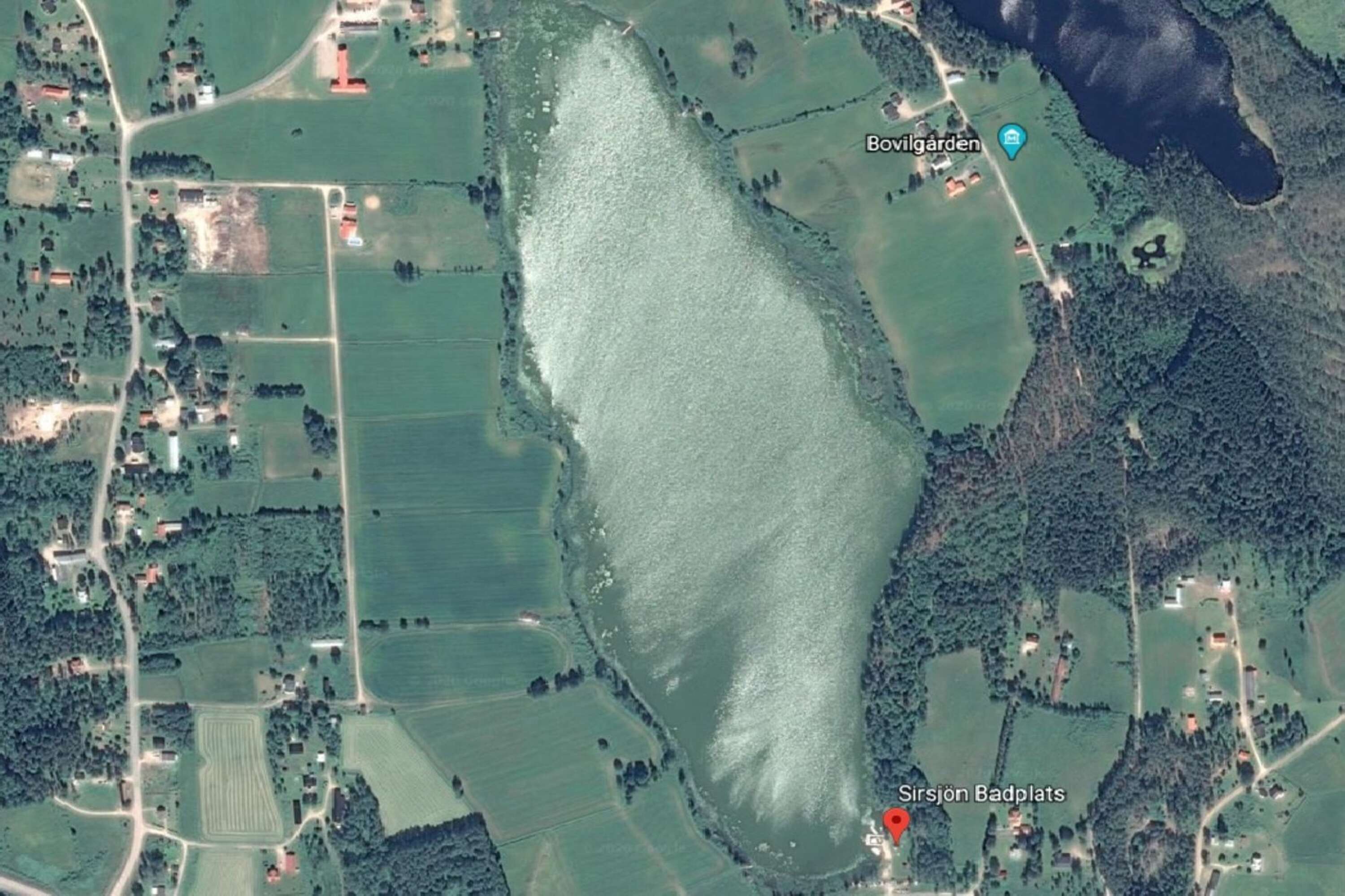 Sirsjön mitt i algblomningen, sedd från Google Earth.