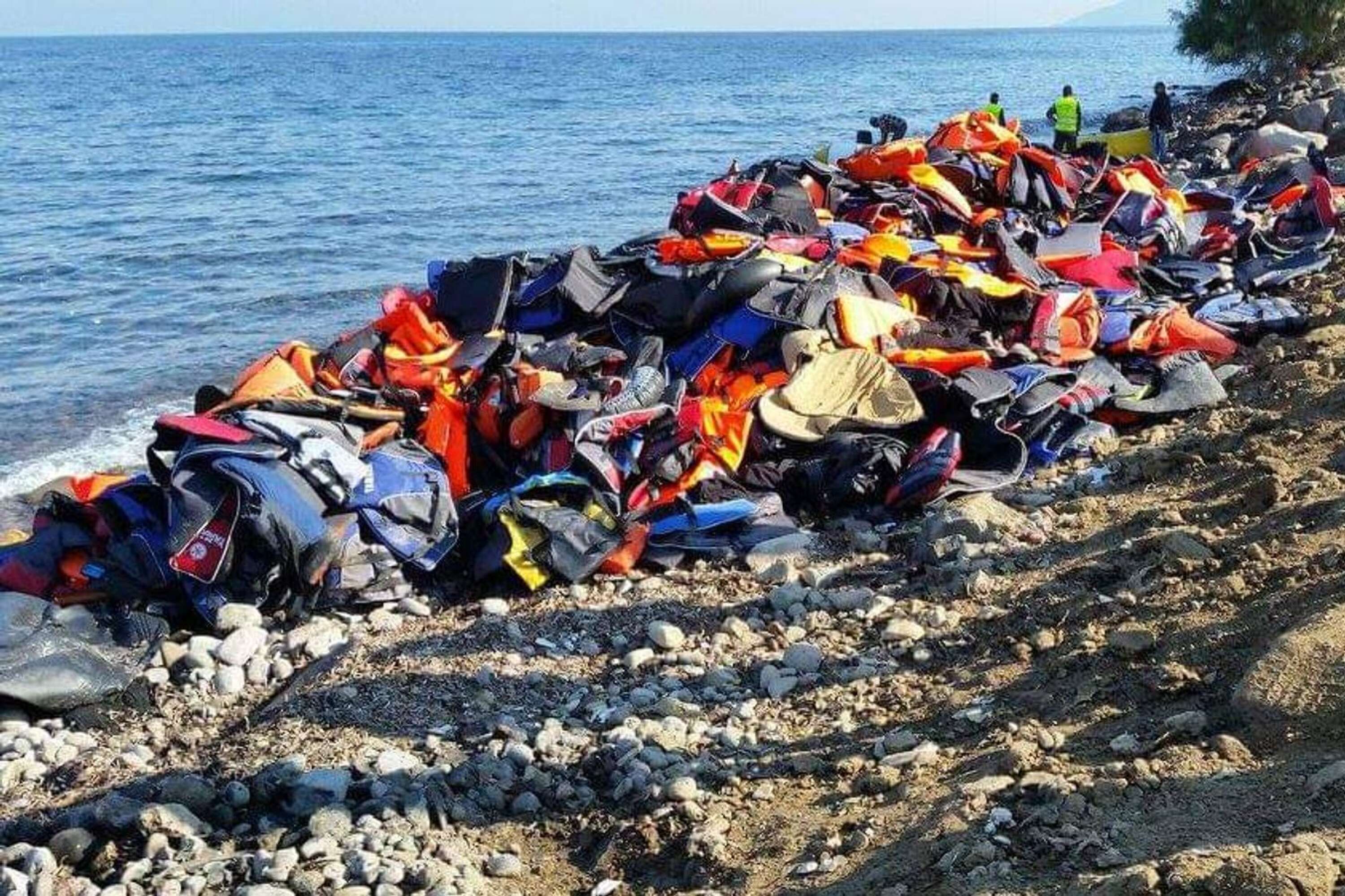Mängder av flytvästar vid en av Lesbos stränder.