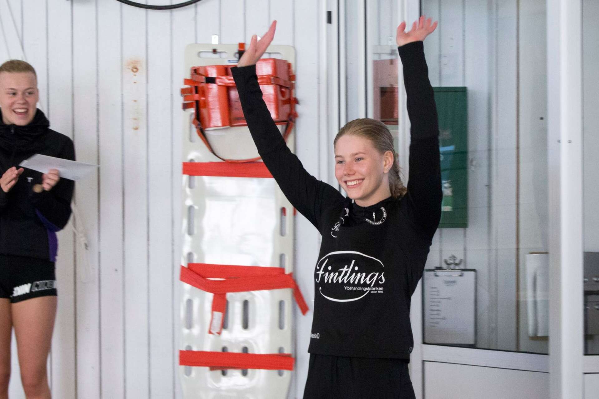 Bronsmedaljören Hedda Malmström, Malmö Kappsimningsklubb, applåderar Mikaela Dietmann efter senior SM-guldet på tre meter. Ett guld som får utmärkelsen årets skräll av sportredaktionen.