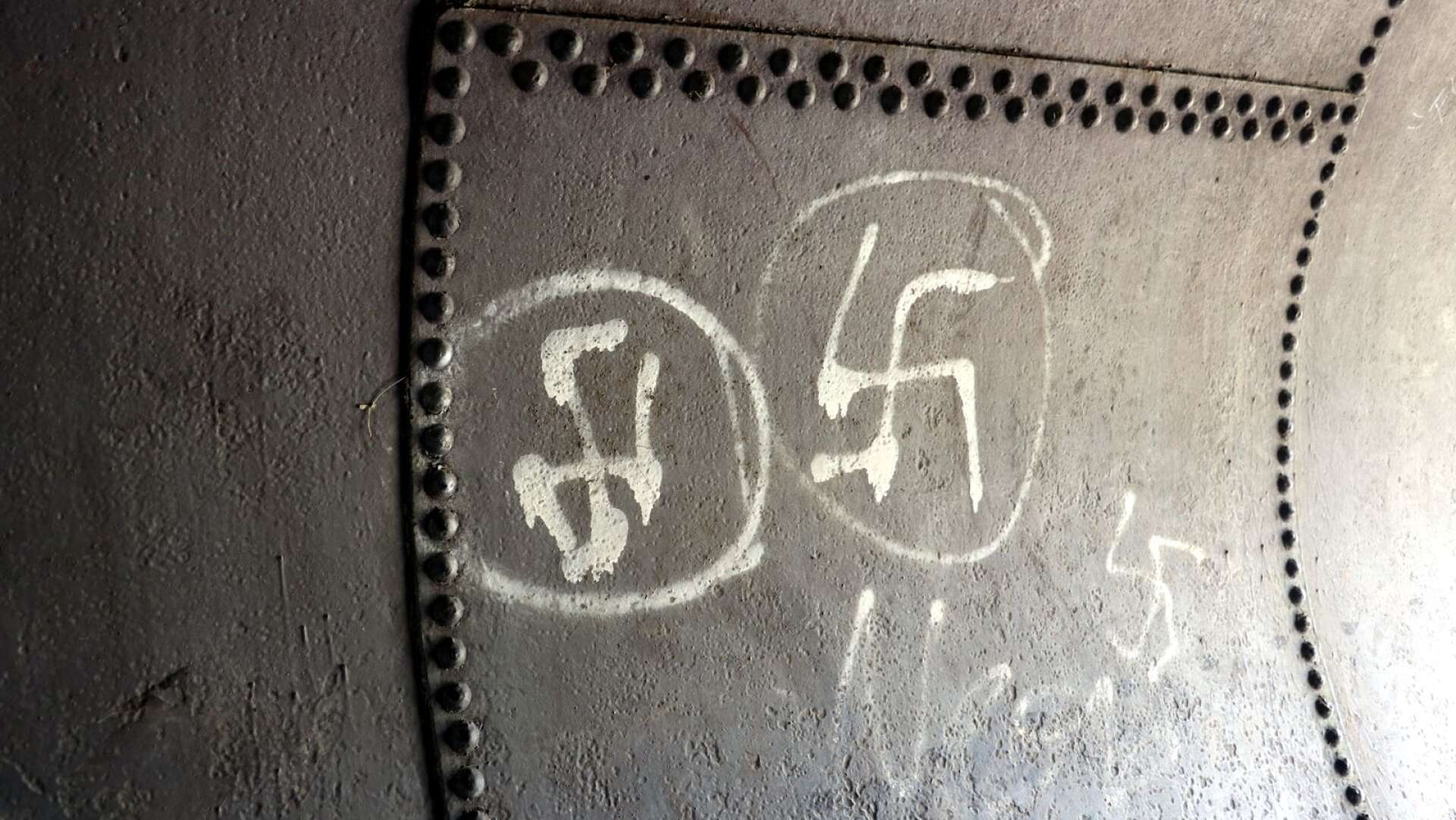 Nazistiska symboler finns klottrade inuti vattentuben på parkeringen vid Lesjöfors museum.