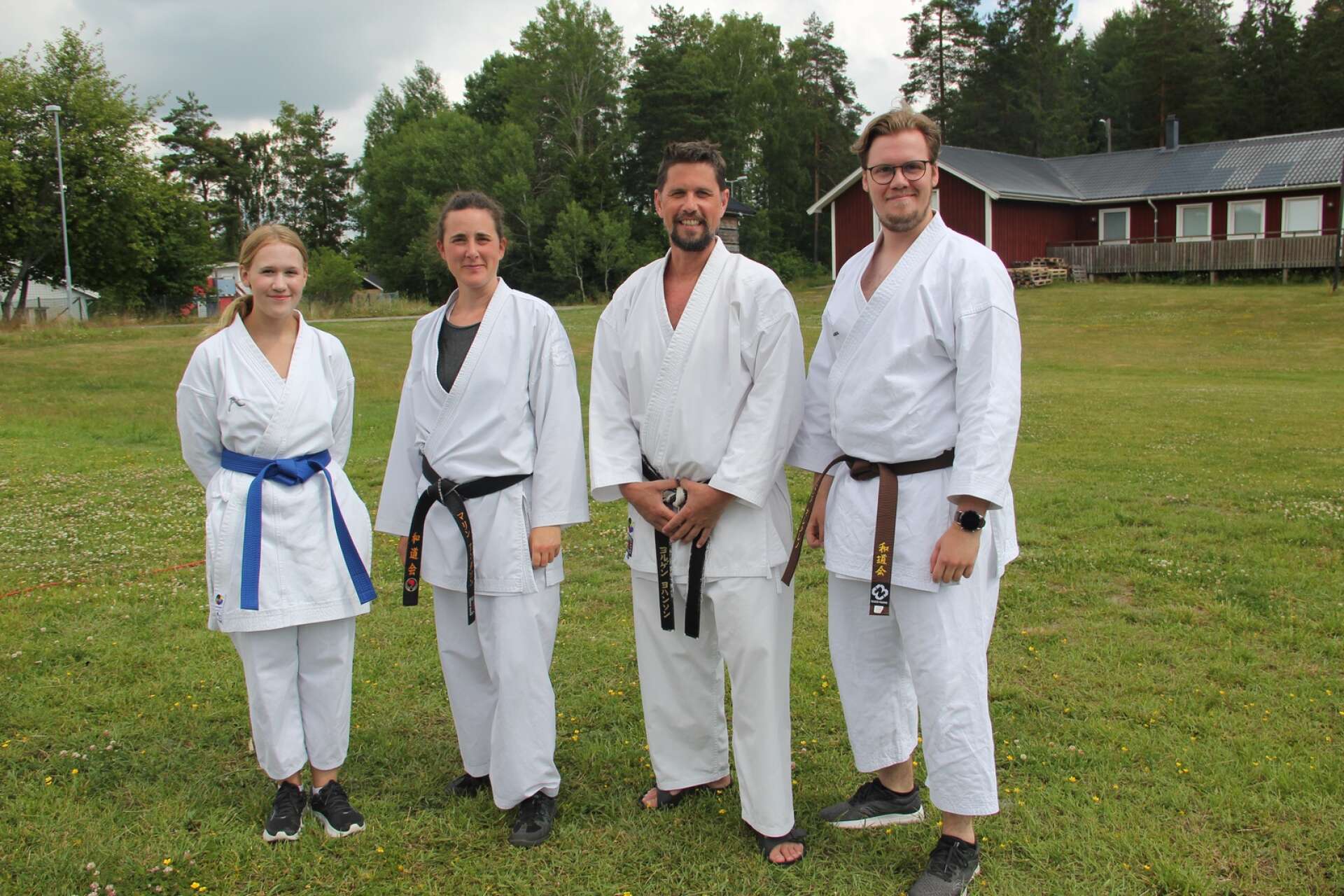 Säffle Karateklubb fick ta en paus med träningarna under pandemin och tappade medlemmar. Men det vill klubben försöka ta igen nu. På bilden från vänster: Alma Olegren, Malin Andersson, Jörgen Johansson och Hampus Olegren.