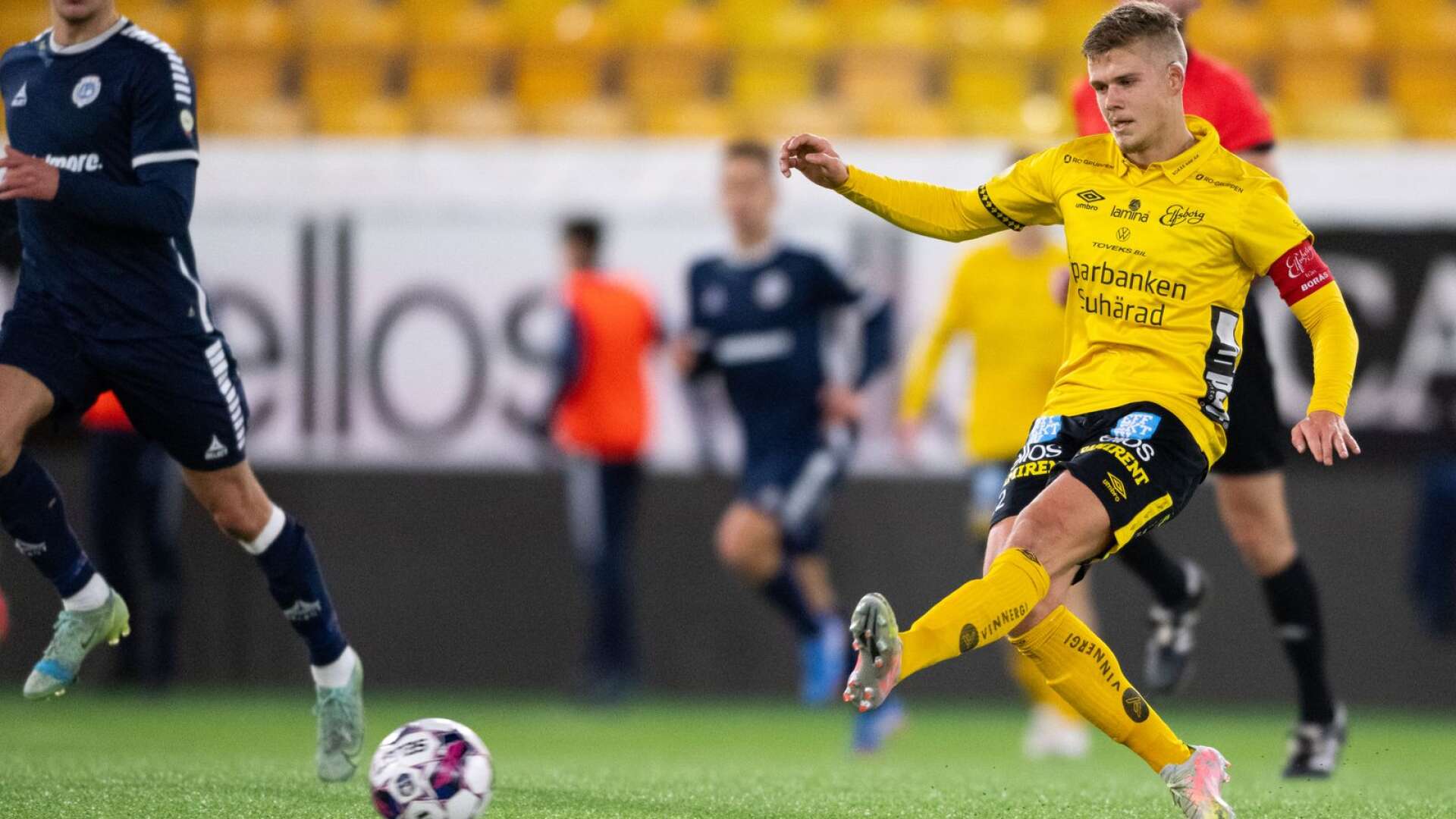 Skövde AIK har lånat in Kevin Holmén ifrån IF Elfsborg. Den 20-årige mittfältaren hoppas göra ett gott avtryck när SAIK möter Västerås SK på söndagen i omstarten i superettan.