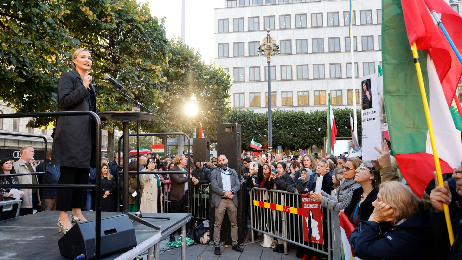 KD-ledaren Ebba Busch talade vid en manifestation för det iranska folket på Norrmalmstorg i Stockholm under onsdagen.